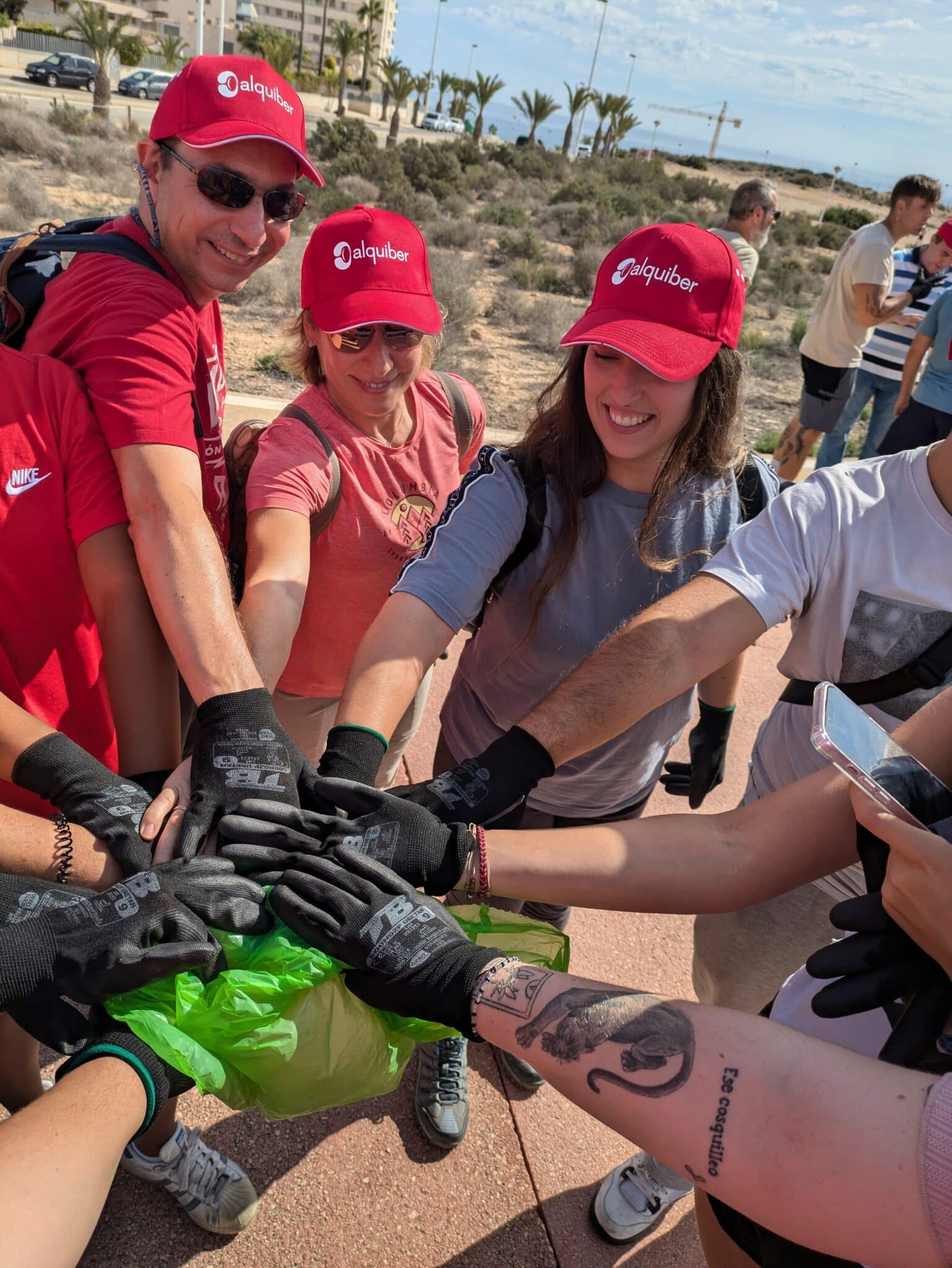 Alquiber activa a sus empleados y lucha contra la basuraleza recogiendo 72 kg de residuos en playas de Alicante