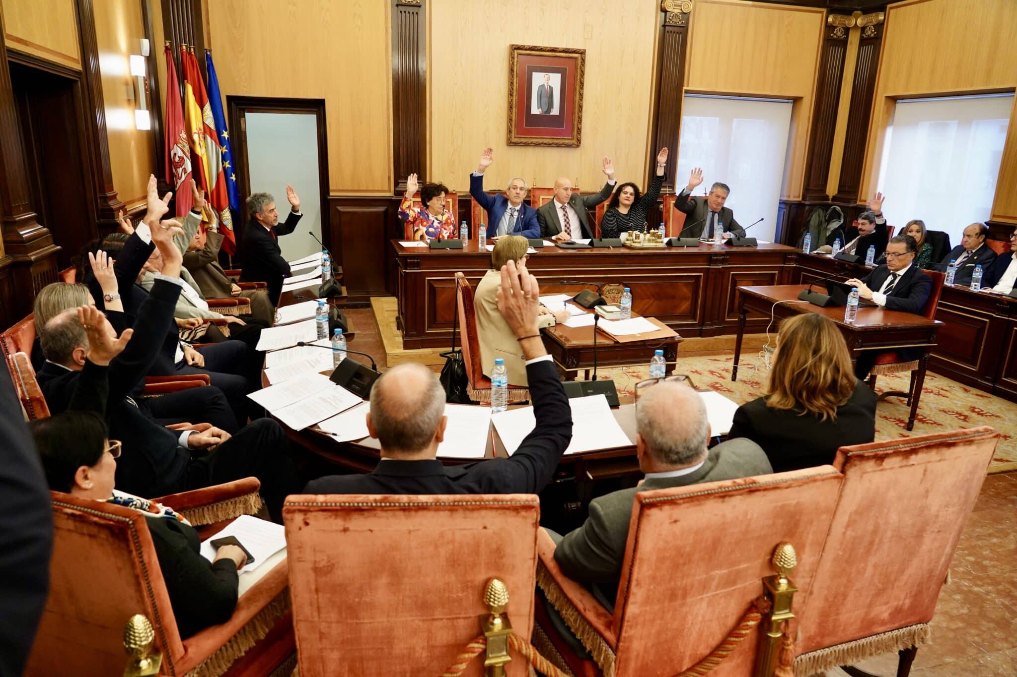 El Ayuntamiento de León aprueba las cuentas para 2025, que suben hasta  los 162 millones