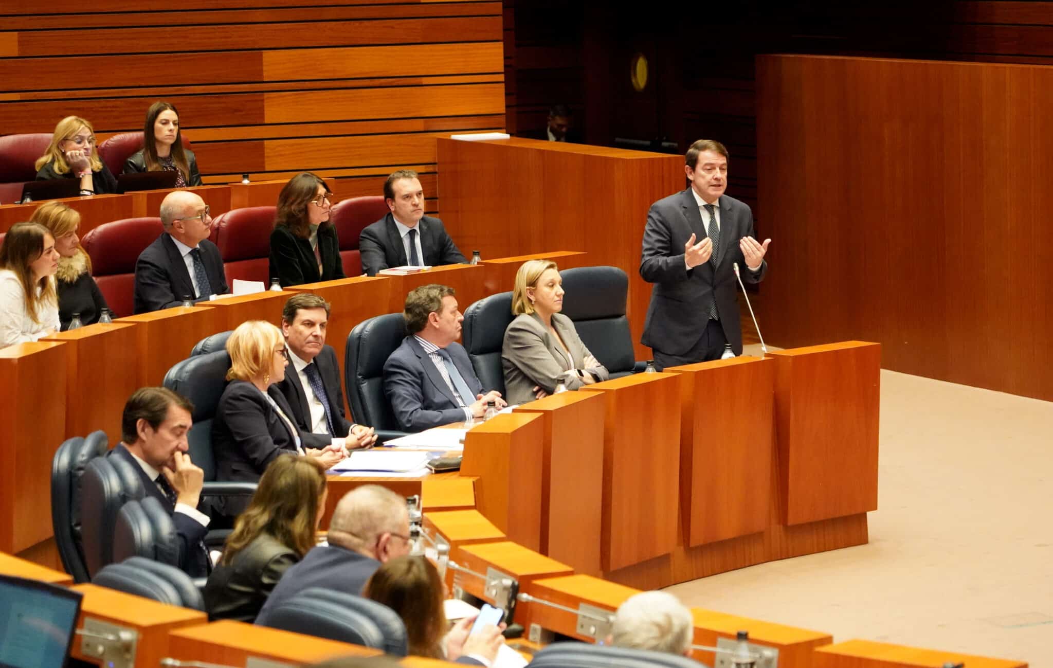 Mañueco rechaza lecciones presupuestarias del PSOE y Tudanca le pide que rompa con Vox