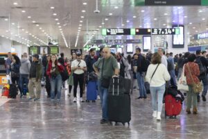 GRAFCAT046. BARCELONA, 04/11/2024.- Varios pasajeros esperan en la Estación de Sants de Barcelona después de que el servicio de Rodalies de Cataluña ha quedado suspendido este lunes por la mañana en todo el territorio como consecuencia de las fuertes lluvias, que han obligado a Protección Civil de la Generalitat a emitir varios avisos. EFE/Marta Pérez