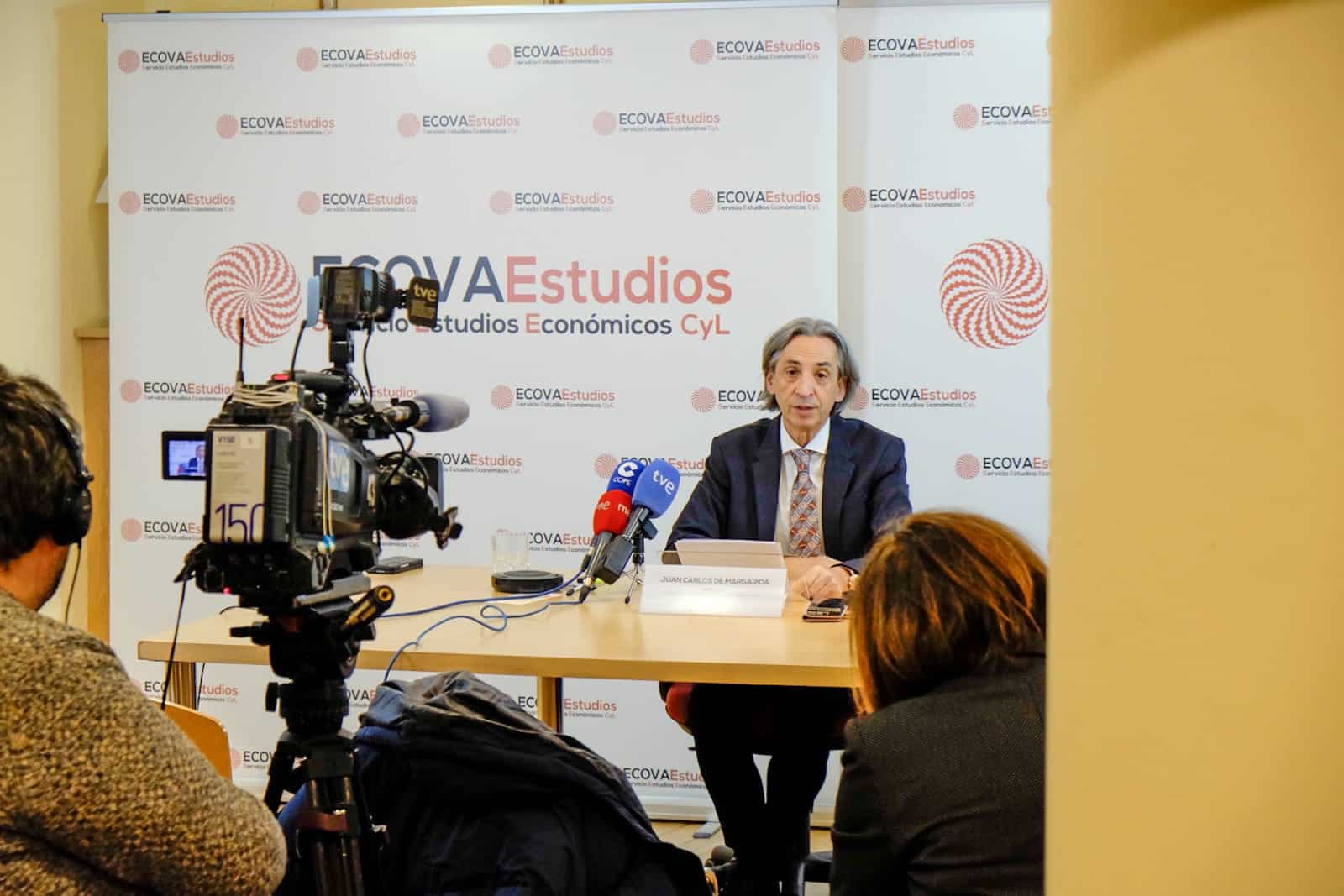 La economía regional también moderará el crecimiento pero Ecova confía en la bajada de tipos