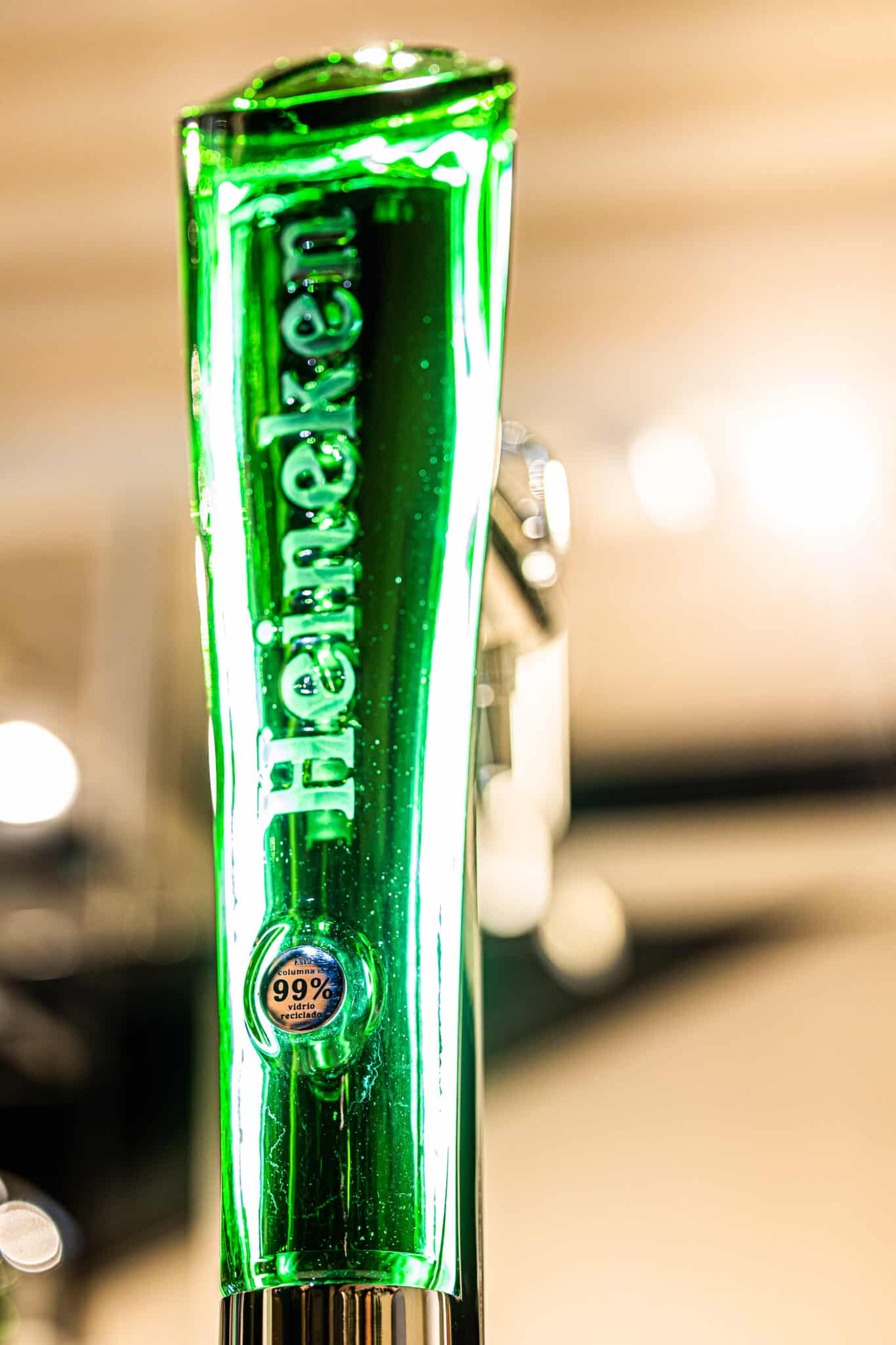 Heineken y la Real Fábrica de la Granja crean una edición limitada de grifos de cerveza fabricados con un 99% de vidrio reciclado