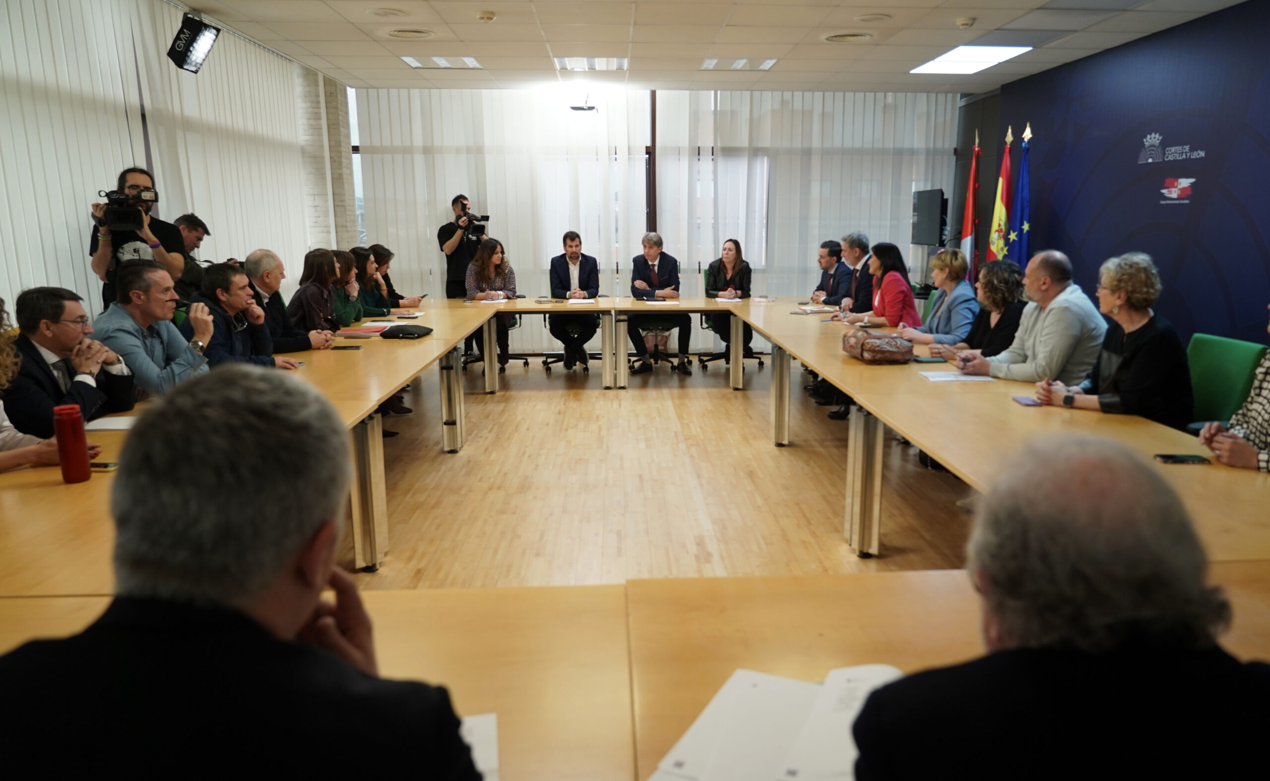 Martínez ‘tranquiliza’ al Grupo Socialista y dice que «no habrá volantazos»