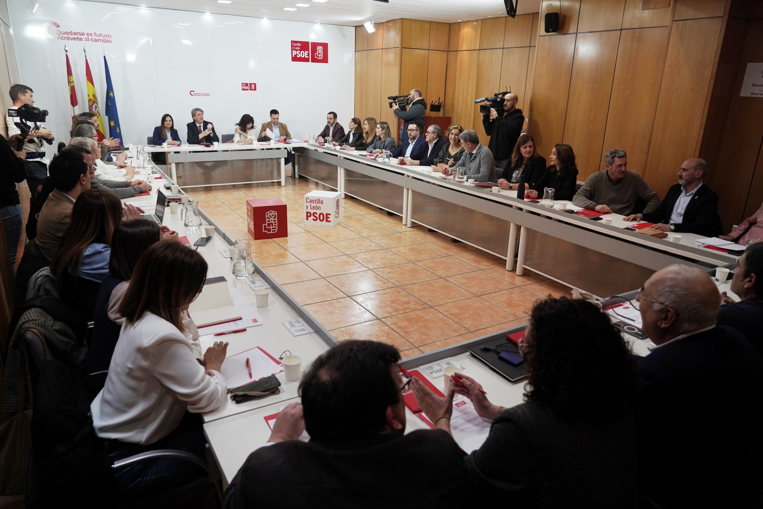 Martínez tacha a Mañueco de «monaguillo» de Feijóo por criticar la condonación de la deuda