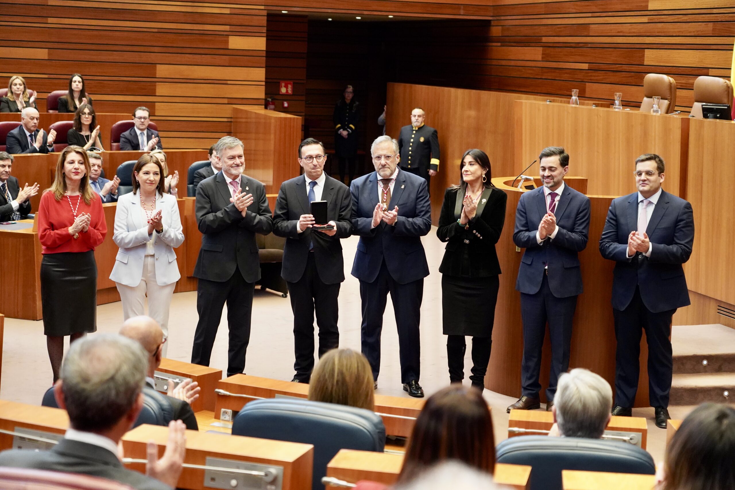 Pollán pone a los políticos frente al espejo y alerta de su «arrogancia», la «conculcación de derechos» o la «falta de inversiones»