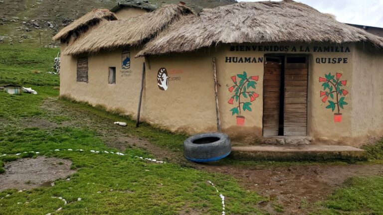 Madre Coraje, la Comunidad de Madrid y el Ayuntamiento de Coslada combaten el frío extremo en Perú mejorando las viviendas de 50 familias