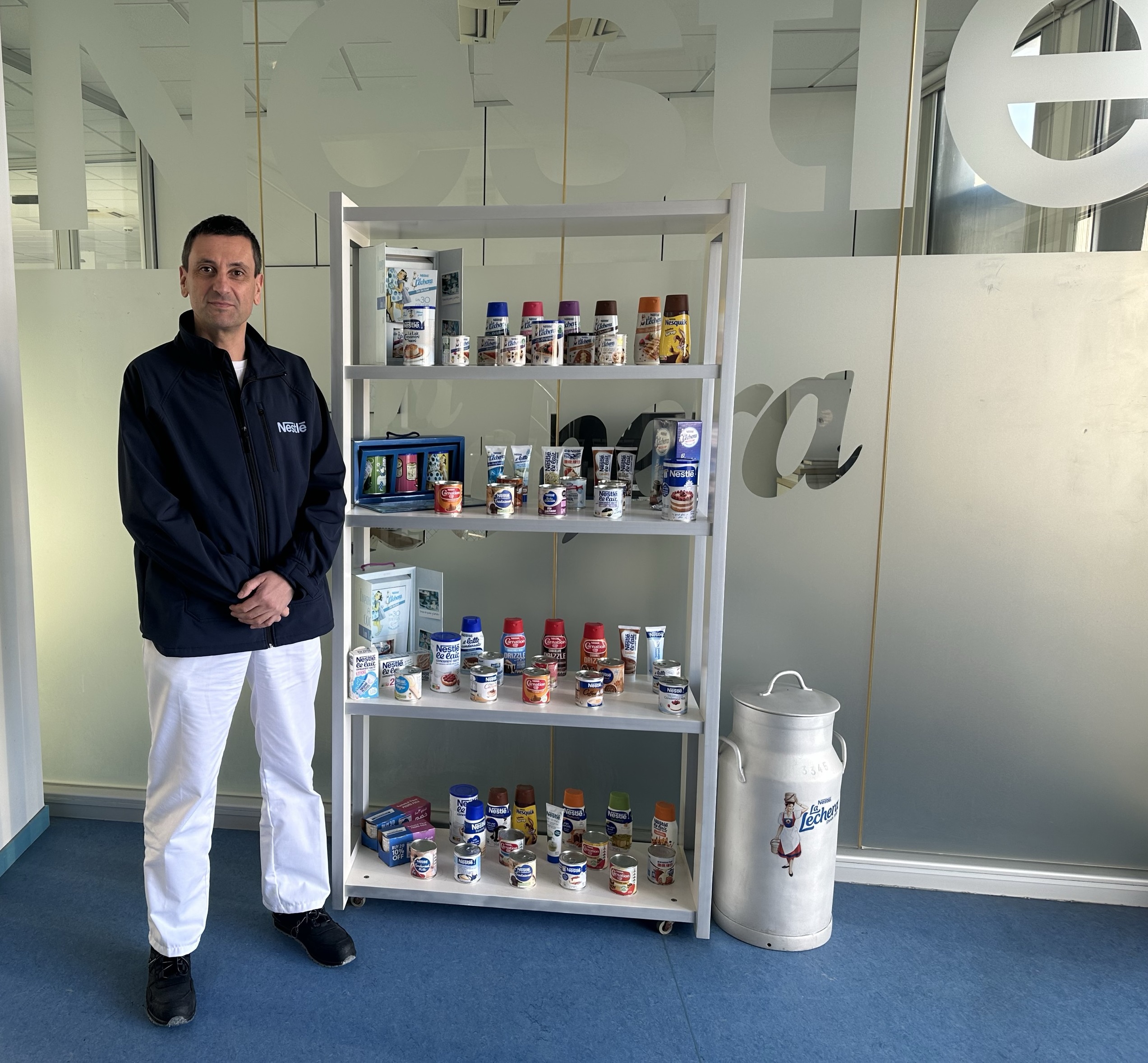 Relevo en la dirección de la fábrica de leche condensada de Nestlé