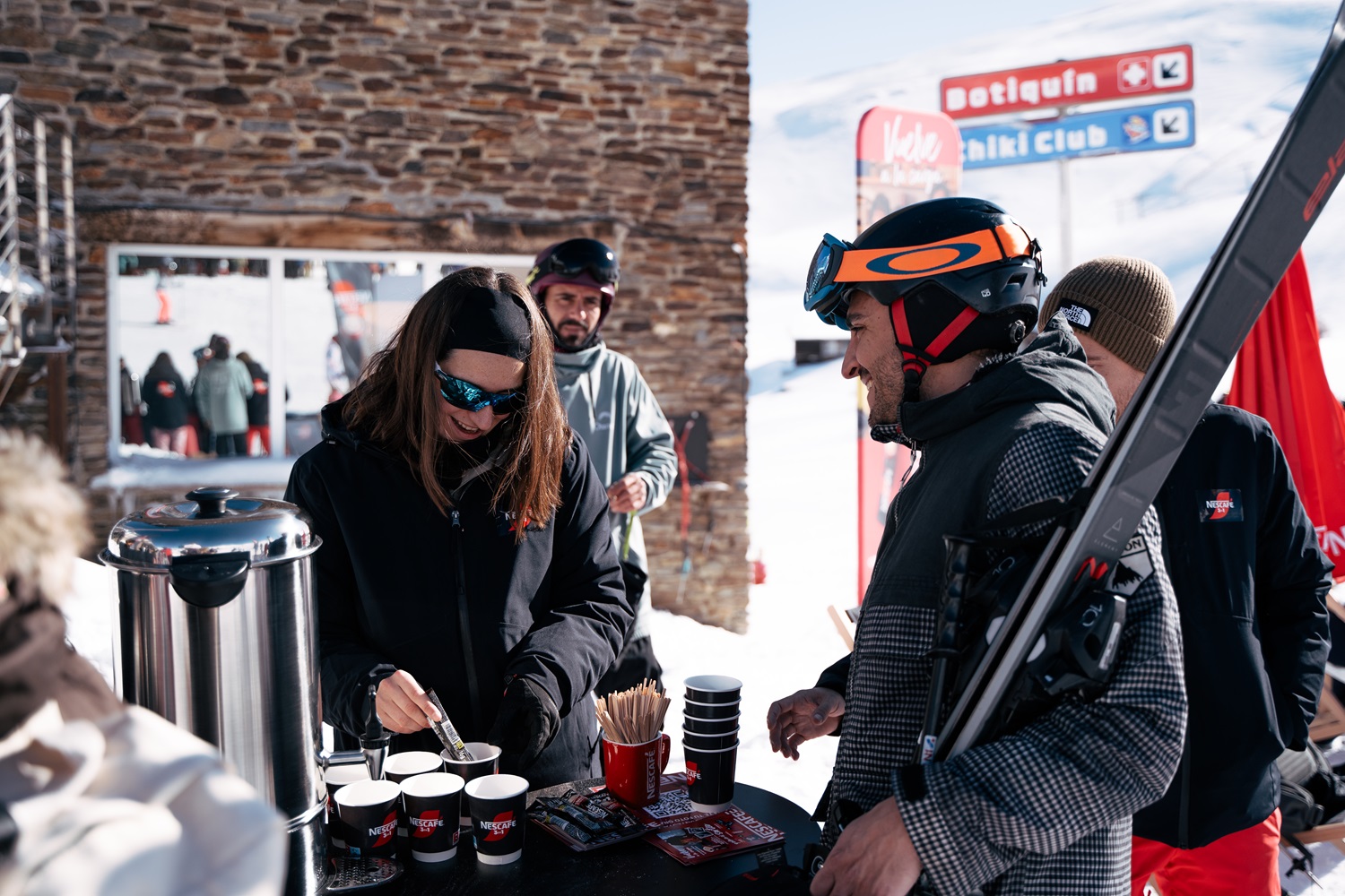 Nescafé 3en1 reconforta a los esquiadores con café gratis