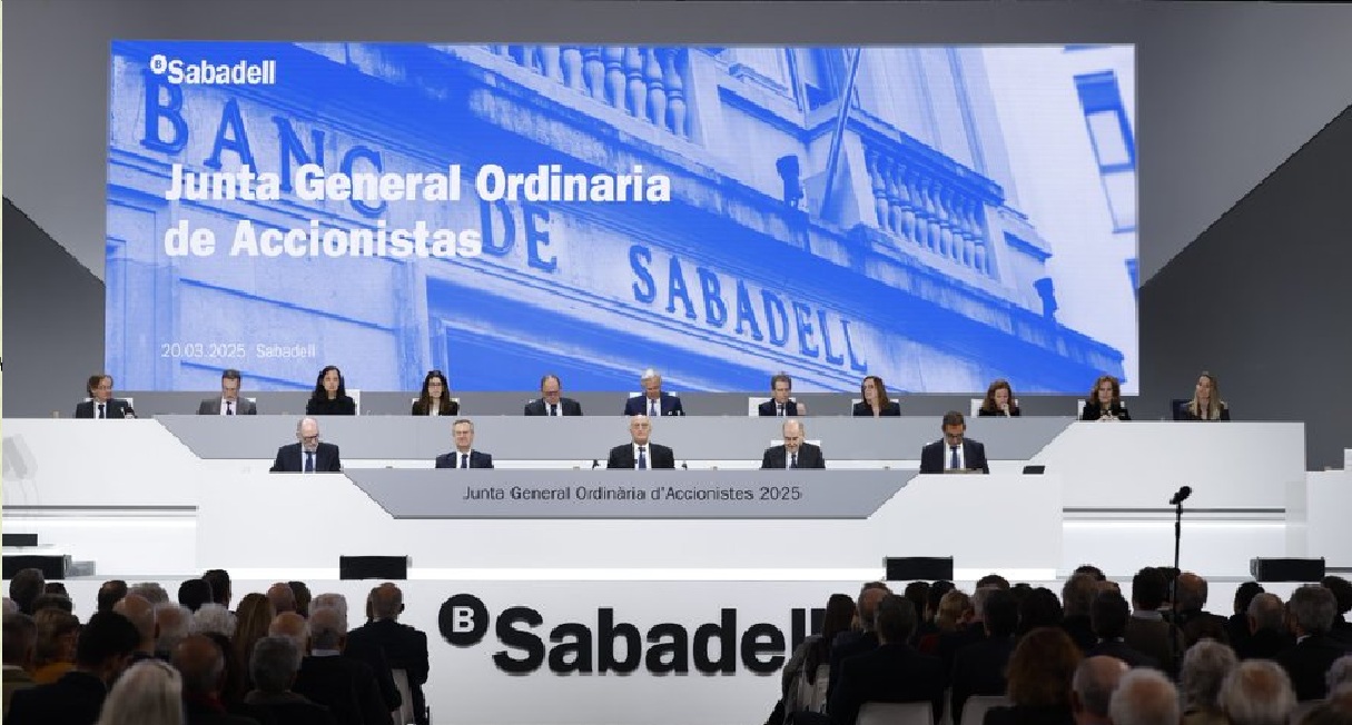 Los accionistas del Sabadell cierran filas con el consejo en la junta y rechazan la opa del BBVA