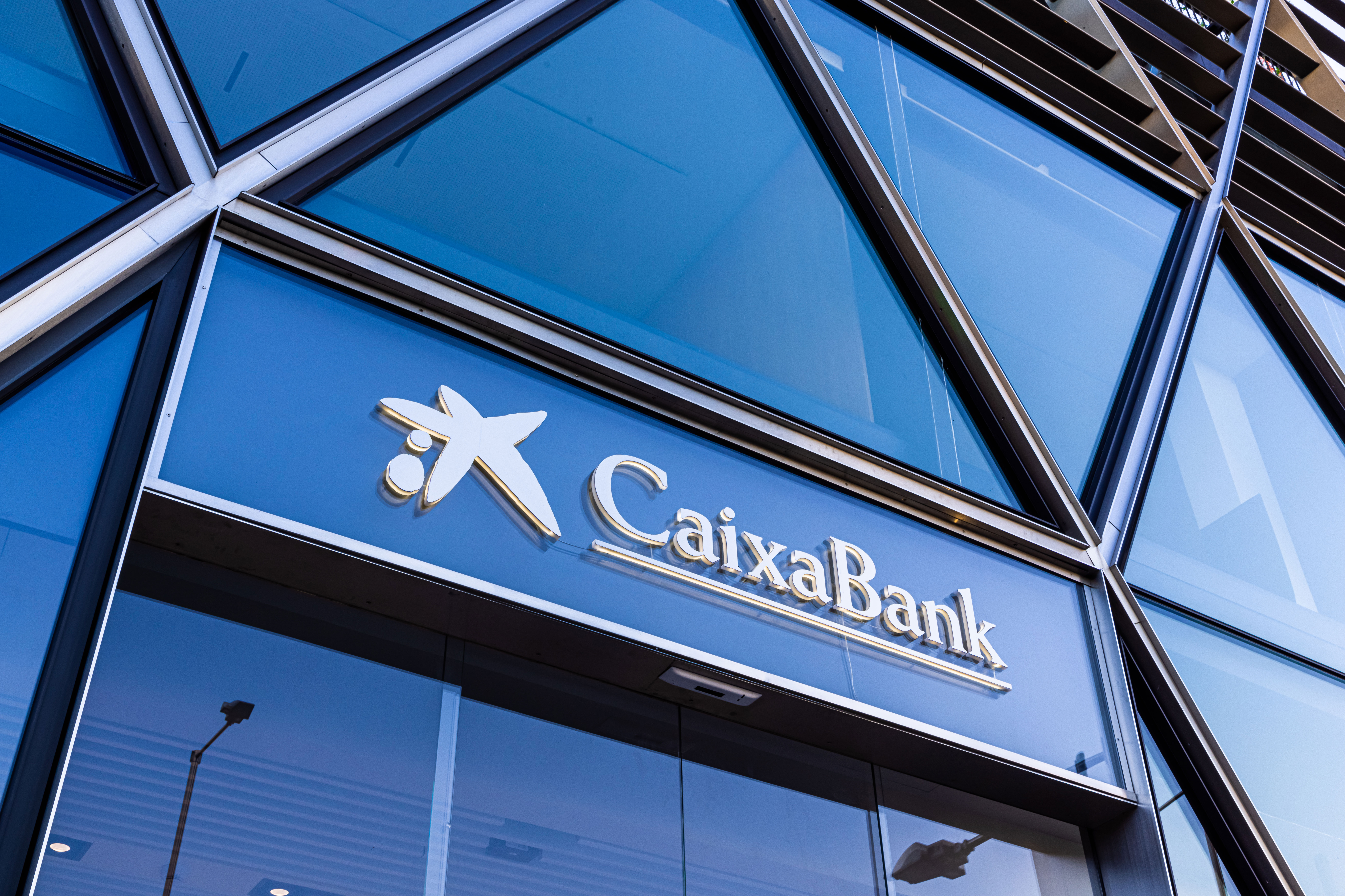 CaixaBank logra un beneficio de 1.470 millones, un 6,9% más en términos comparables