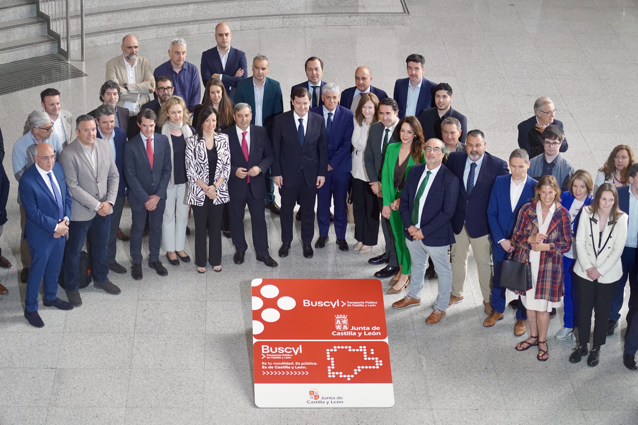La Comunidad se sube al bus de las ayudas con una tarjeta que permitirá a todos los empadronados viajar gratis
