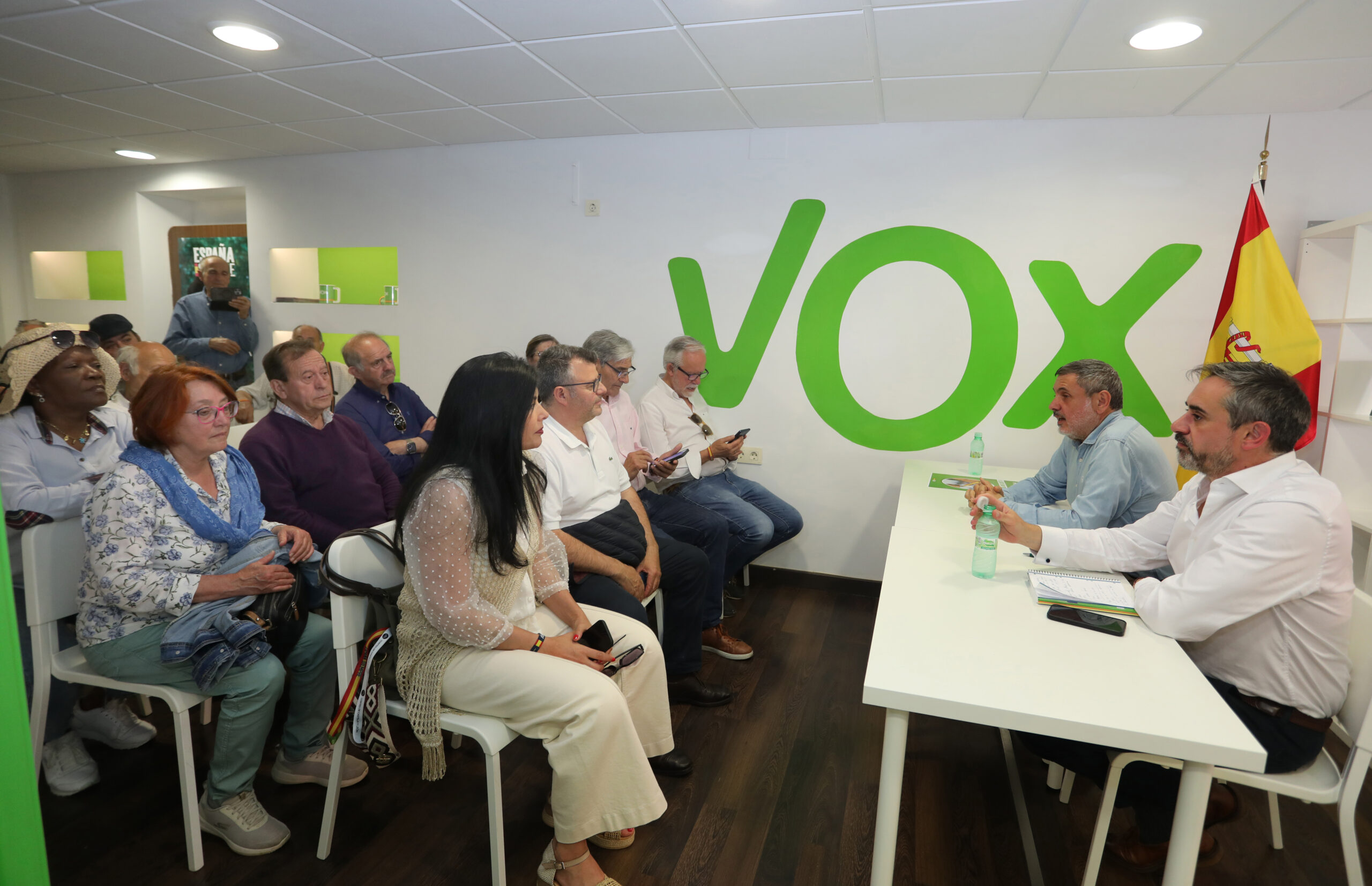 Hierro (Vox) ve en el PSOE una «banda criminal perseguida por los jueces» y lamenta que el PP se «pliegue»