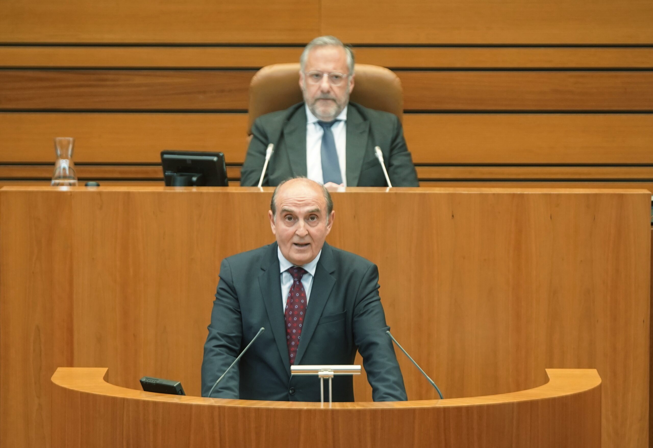 El Procurador del Común explica que estar en funciones no es una ilegalidad y defiende su «dedicación»