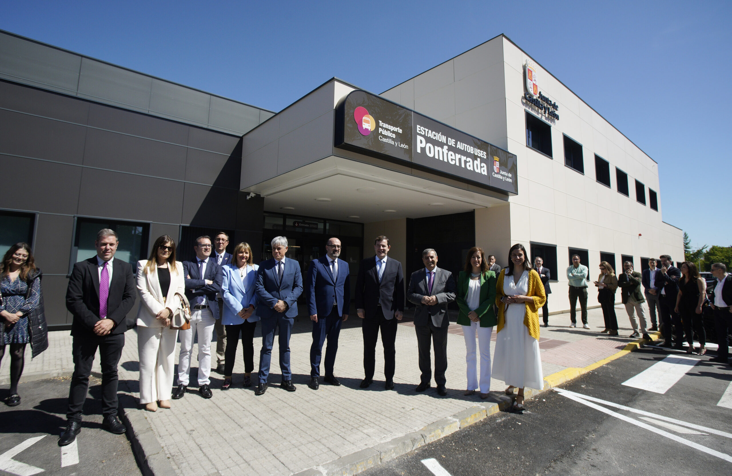Mañueco defiende las ayudas regionales al transporte y reclama a Puente inversiones en el noroeste