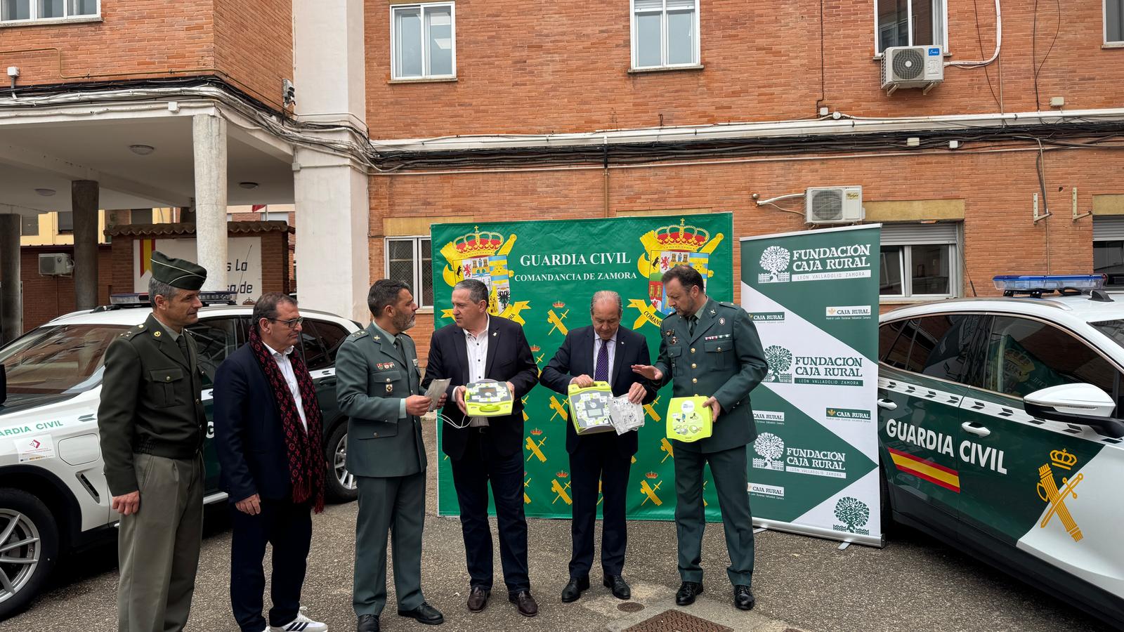 Diputación de Zamora y Fundación Caja Rural donan diez desfibriladores a la Guardia Civil