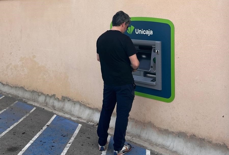 Unicaja refuerza su compromiso con la inclusión financiera rural con la instalación de un nuevo cajero automático en Roales