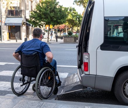 Descontrol total en taxis adaptados y VTC: un modelo fallido que margina a las personas con discapacidad