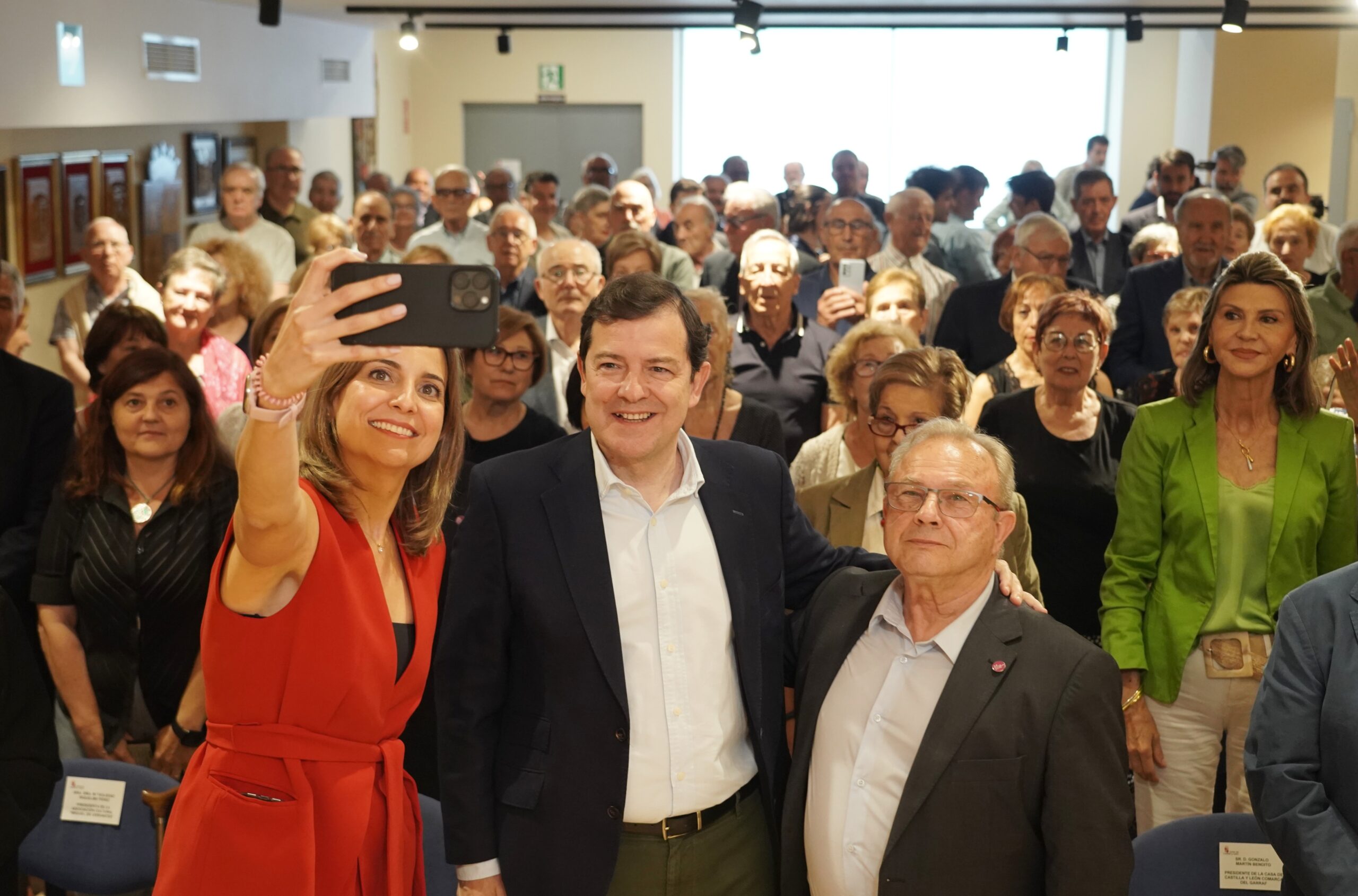 Mañueco apela a «recuperar el tiempo perdido» y aumentar las ayudas a las Casas de Castilla y León