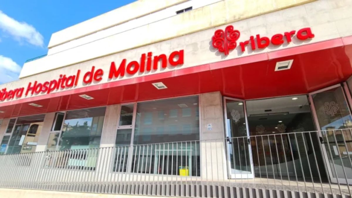 Ribera Hospital de Molina dona dos mesas quirúrgicas a la ONG Itara para su labor sanitaria en África