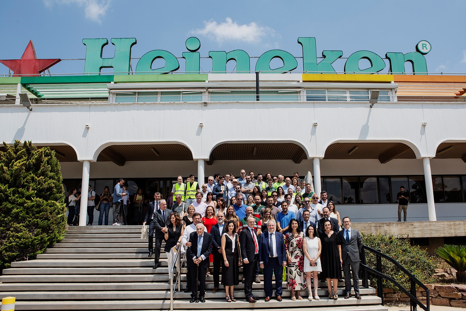 https://intereconomia.com/wp-content/uploads/2025/07/Foto-familia-visita-50-Aniversario-Heineken.jpg