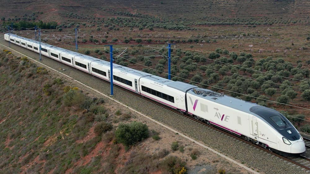 Vuelve el AVE Madrid-Galicia tras seis días suspendido y más de una semana con problemas