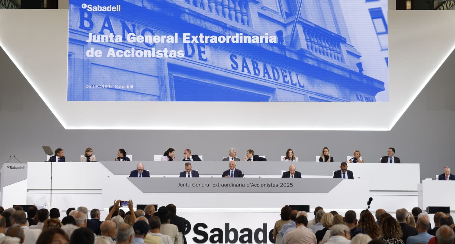 Los accionistas del Banco Sabadell cierran filas contra el BBVA en su doble junta extraordinaria