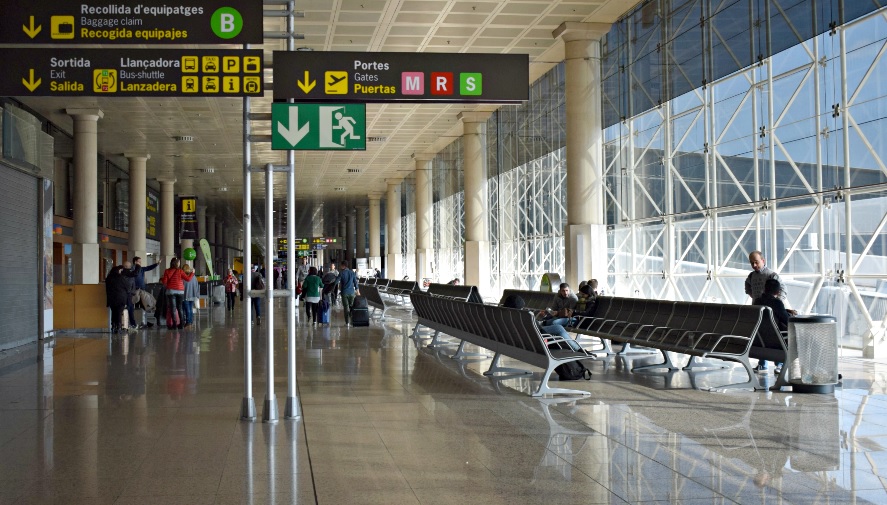 Personal de tierra de Menzies en cinco aeropuertos se suma a la huelga de Ryanair del Puente de Agosto