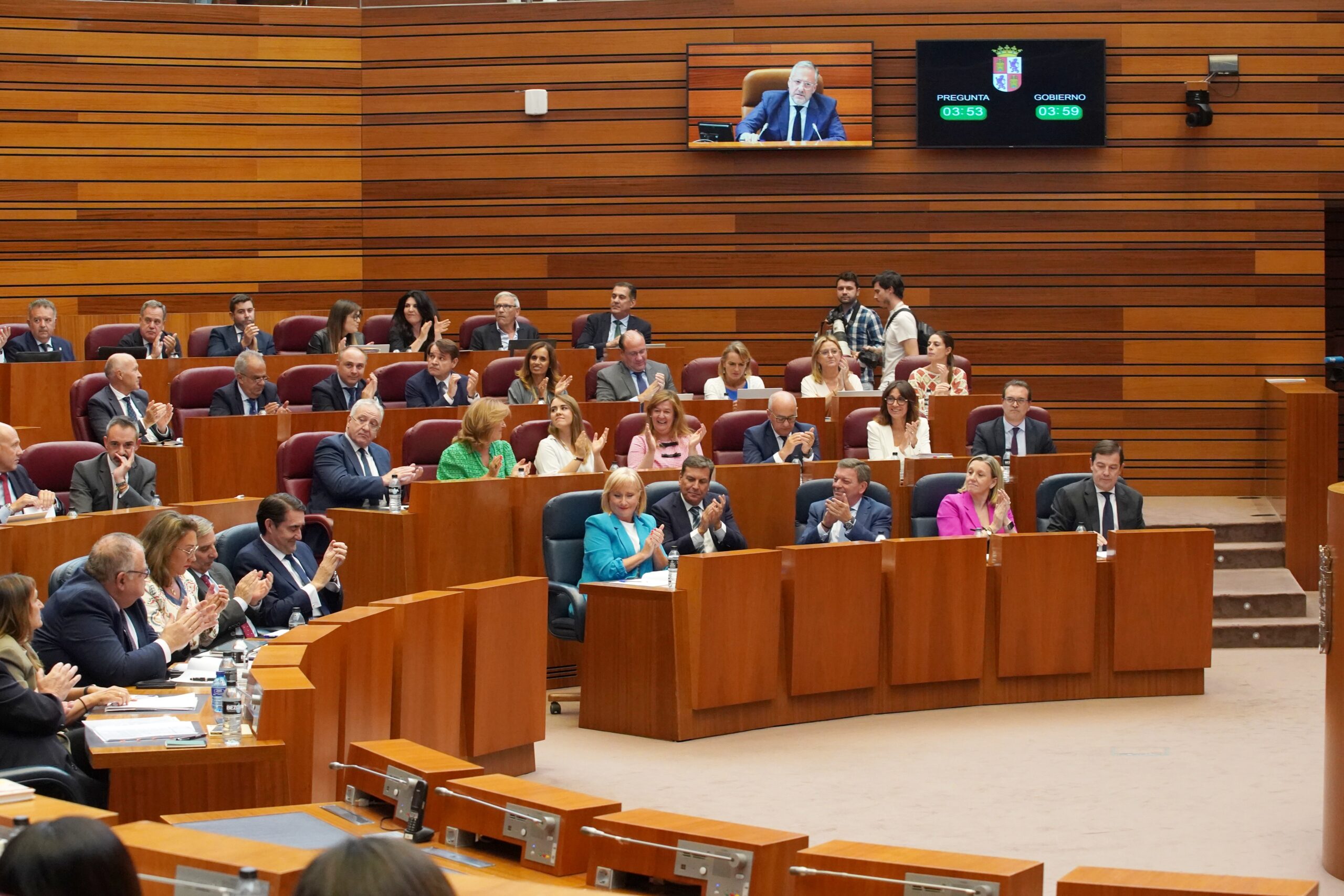 Mañueco ratifica su apoyo a Suárez-Quiñones mientras varios grupos de oposición insisten en que dimita