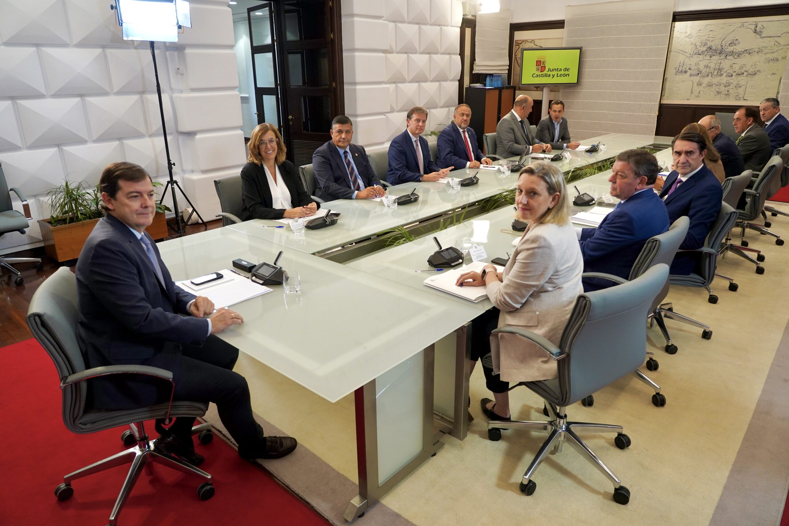 Junta y diputaciones acuerdan crear «cortafuegos» en torno a las viviendas en zonas de riesgo forestal