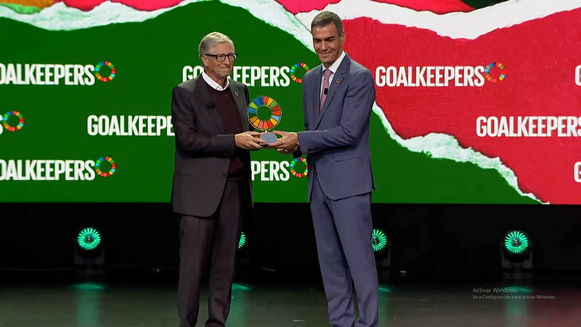 Pedro Sánchez, recibiendo premios en Nueva York, y su hermano David, camino del banquillo en España