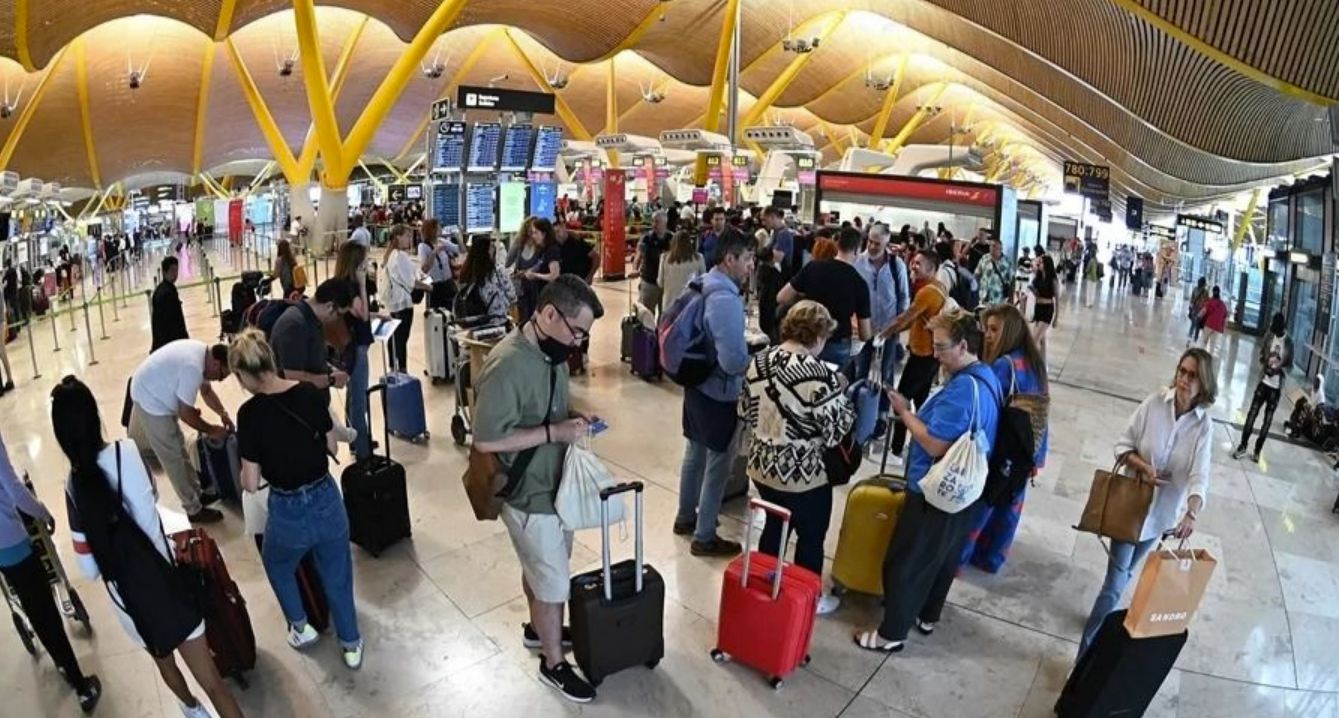 Hasta 90 minutos de espera en Barajas por la huelga de los vigilantes de seguridad