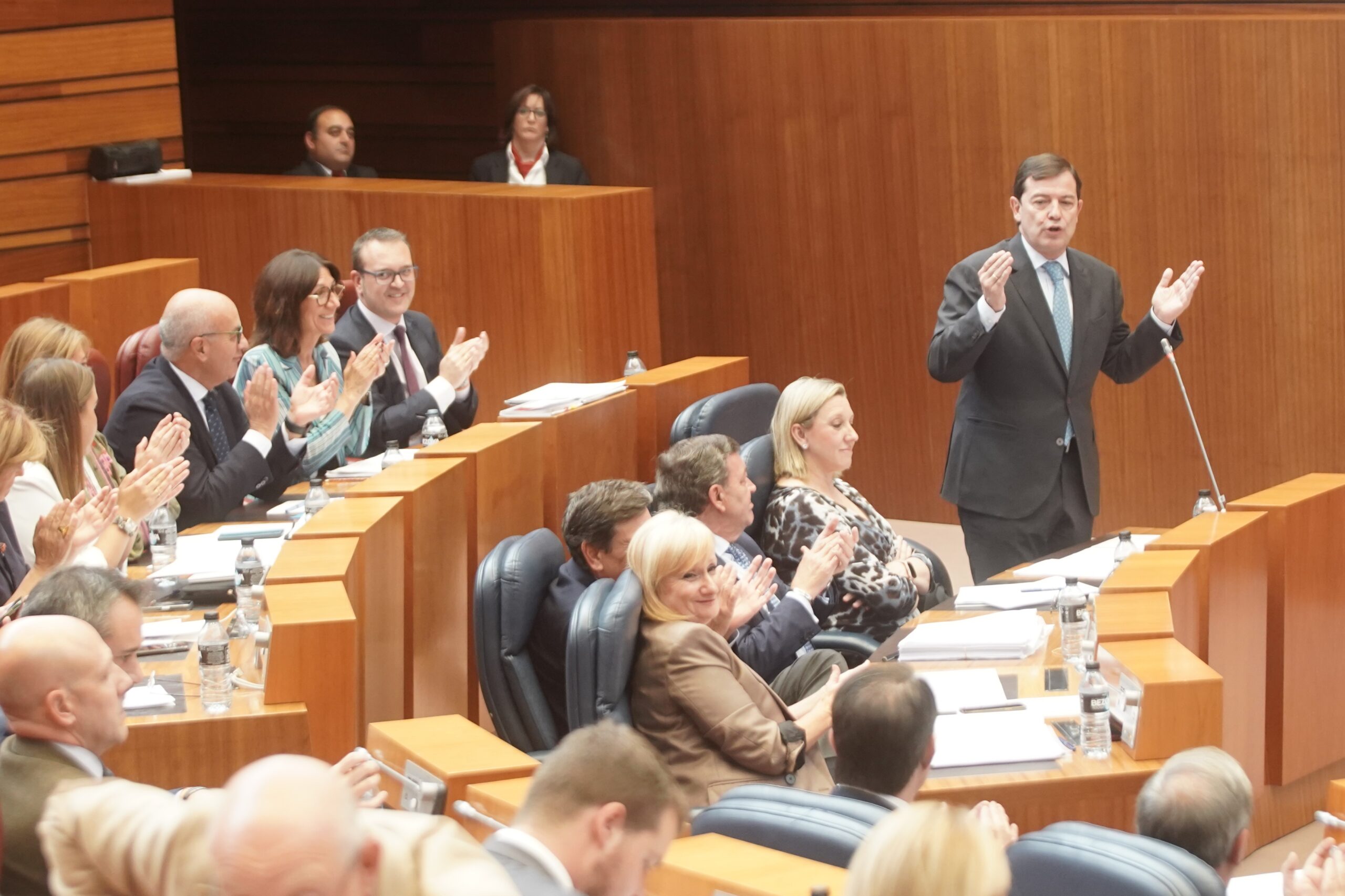 Mañueco cree que el PSOE supondría un «caos» en la Junta y Gómez Urban le dice que «deje de hacer daño»