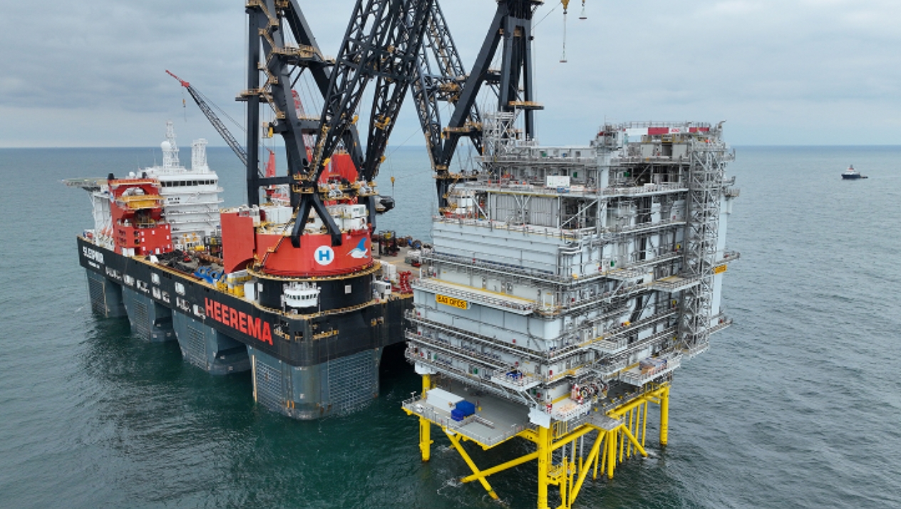 Iberdrola instala la estación convertidora de su parque eólico marino East Anglia THREE