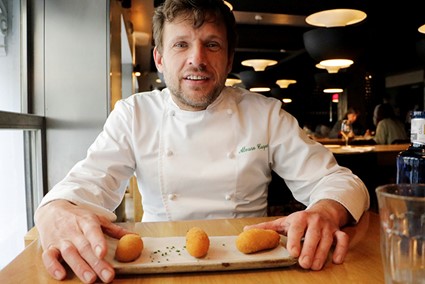 Cultura Emprende recibe al Chef Álvaro Carpio para rendir homenaje a las patatas bravas en su 60º aniversario