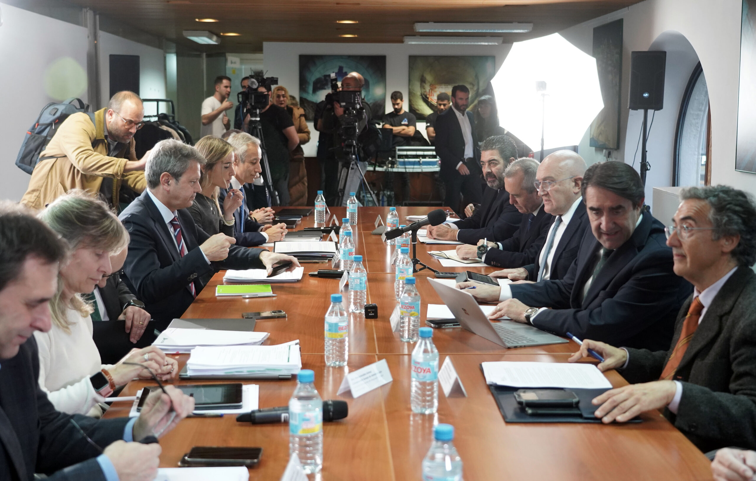 Carnero propone estudiar qué obras de integración son viables mientras Santano insiste en la disolución de SVAV