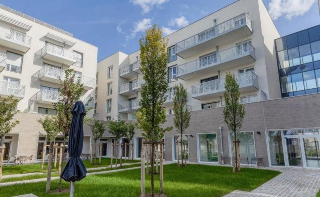 Azora compra a Emeis su negocio de viviendas para personas mayores