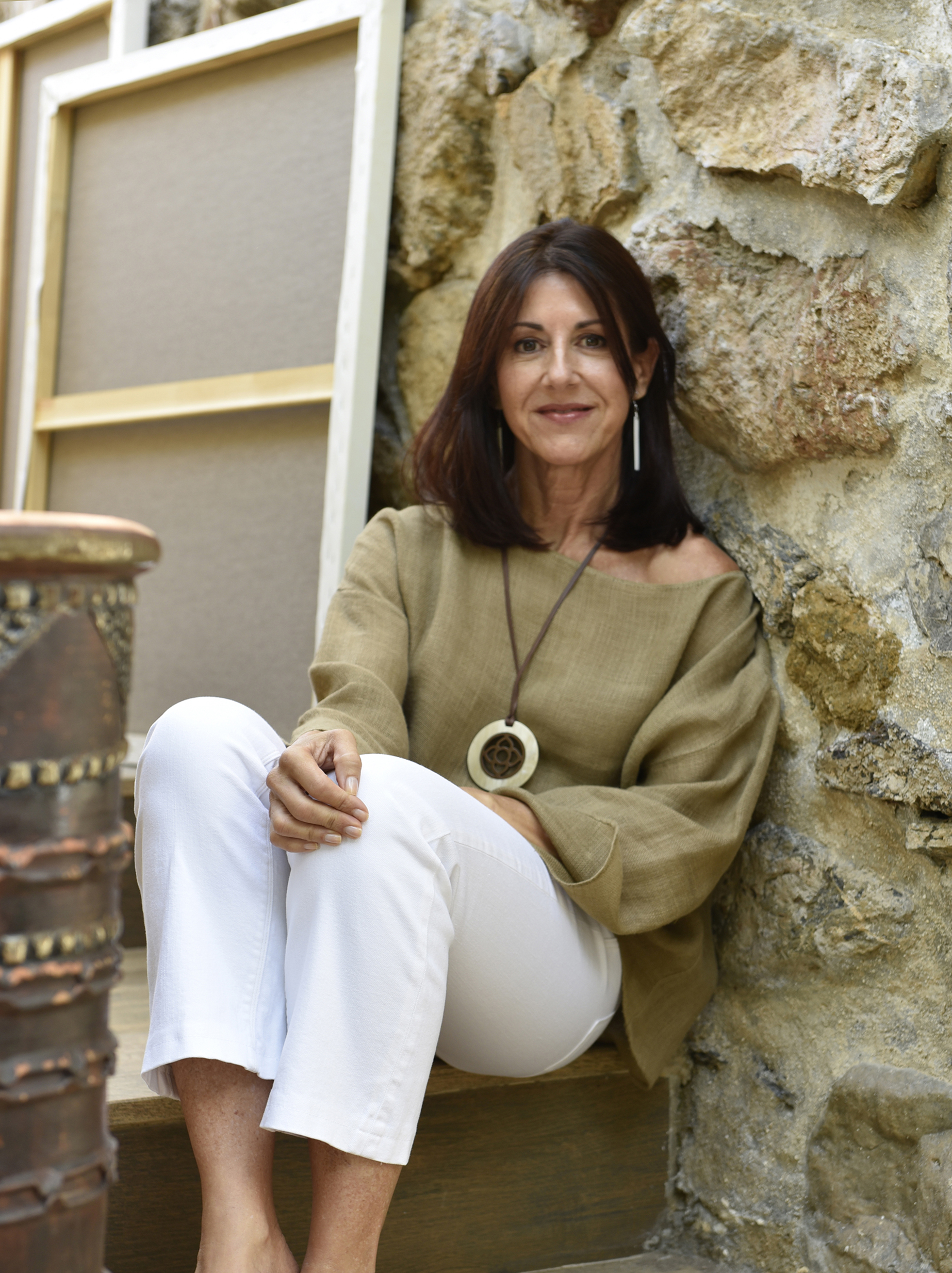 Perla Fuertes expone una muestra retrospectiva en la sala de exposiciones de la Universidad Popular de Mazarrón