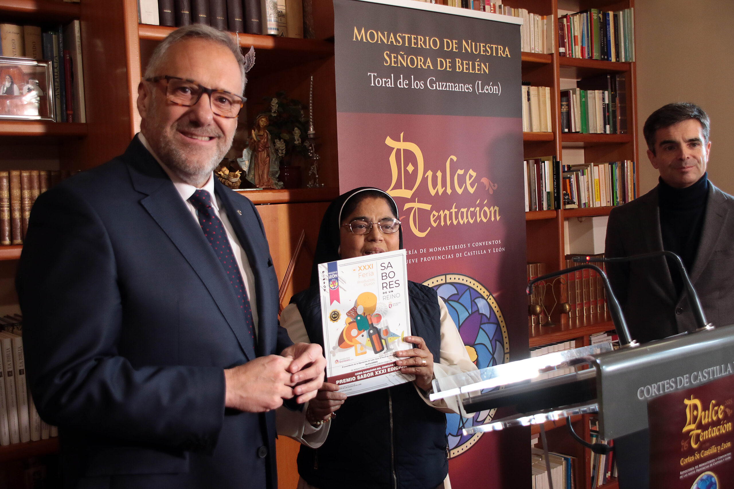 Las Cortes tientan a la Navidad con la muestra de repostería de veinte conventos