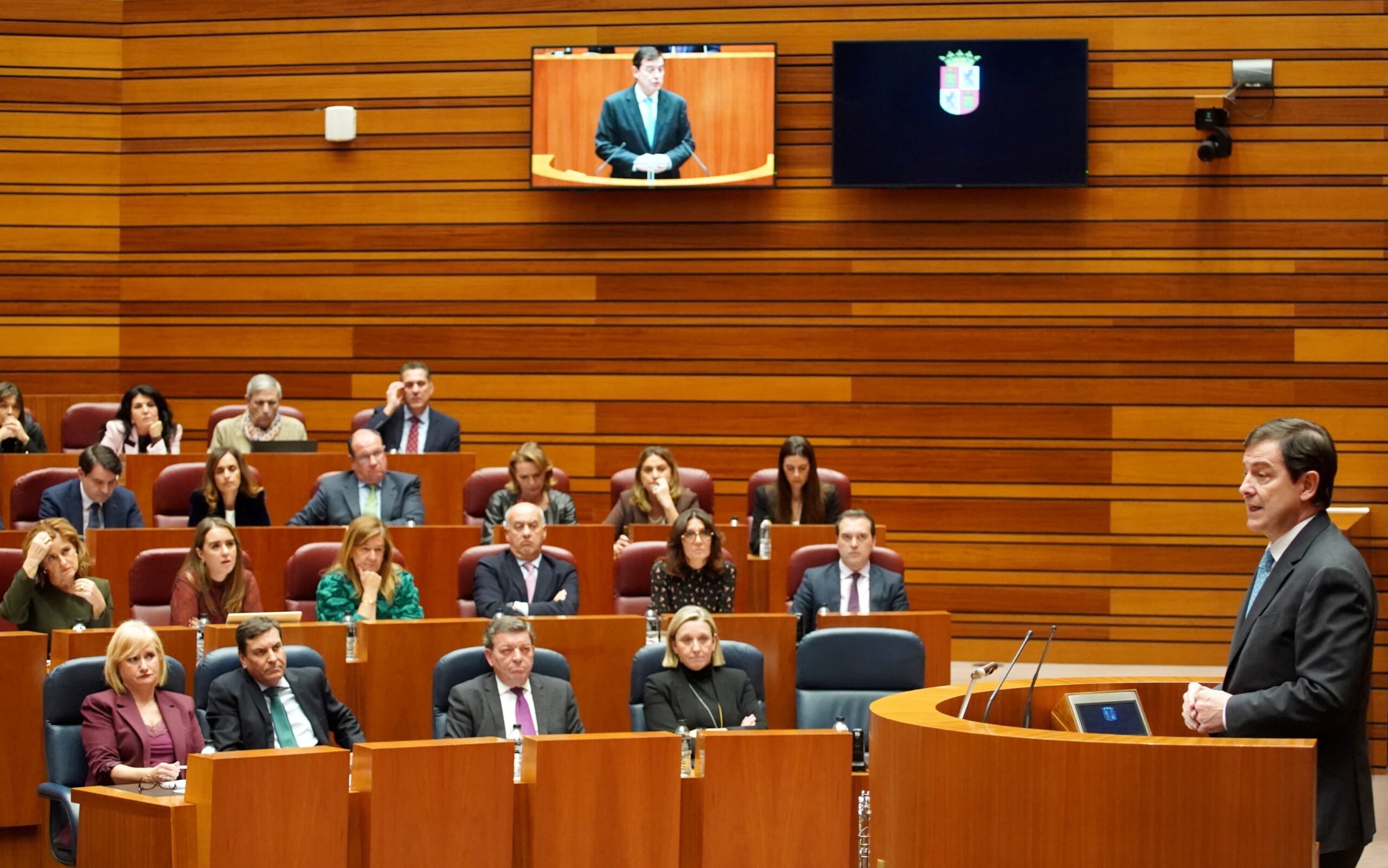 Mañueco se desmarca de la ‘trama eólica’ y pide a la oposición que «no haga ruido»