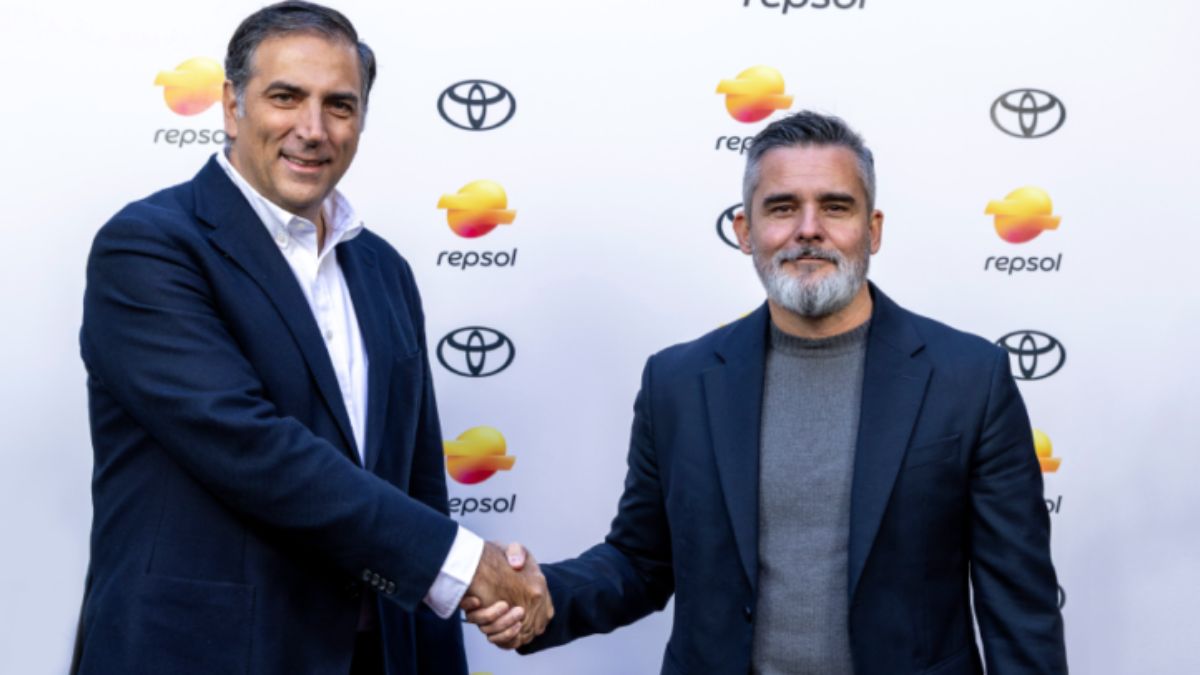 Repsol y Toyota impulsan la descarbonización del transporte en España con soluciones energéticas renovables e integrales