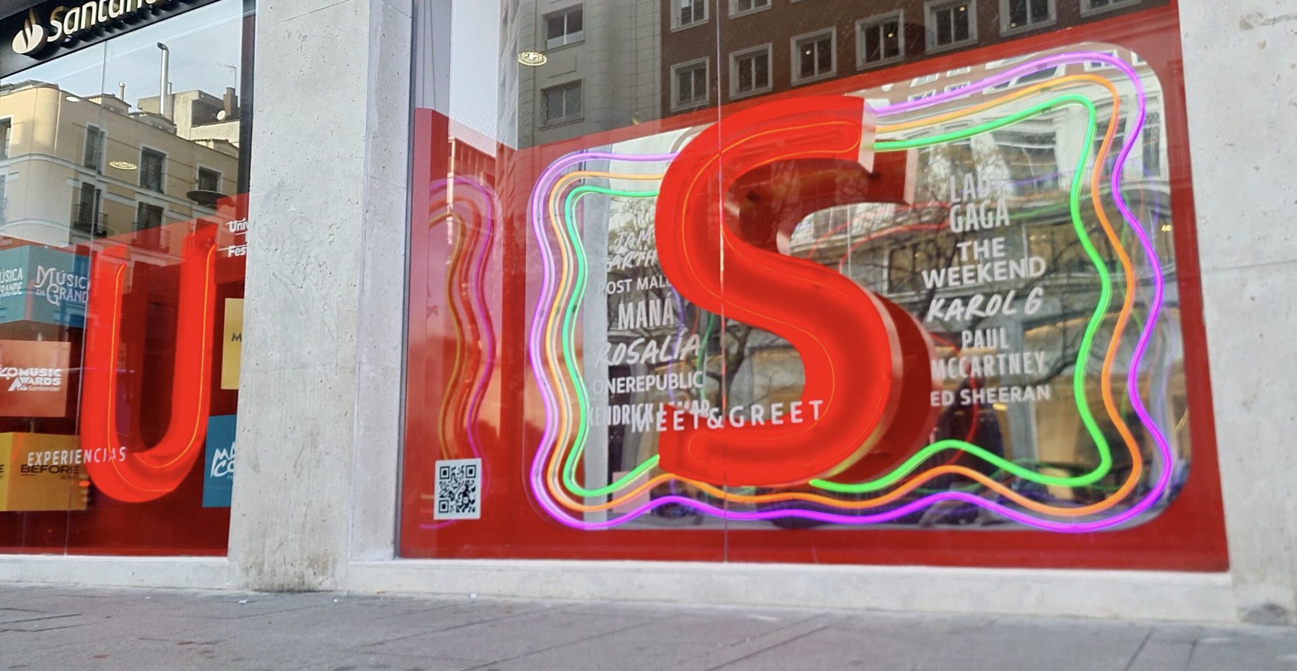 Santander transforma los escaparates de sus oficinas para conectar mejor con sus clientes