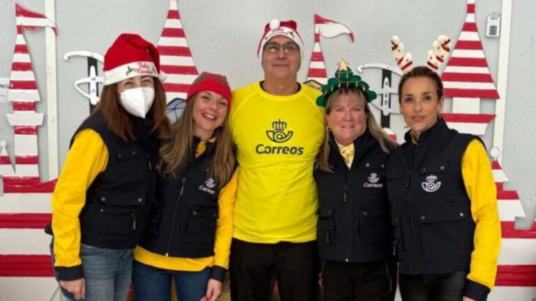 Correos recoge las cartas para los Reyes Magos en ASPACE Granada y comparte la ilusión de la Navidad