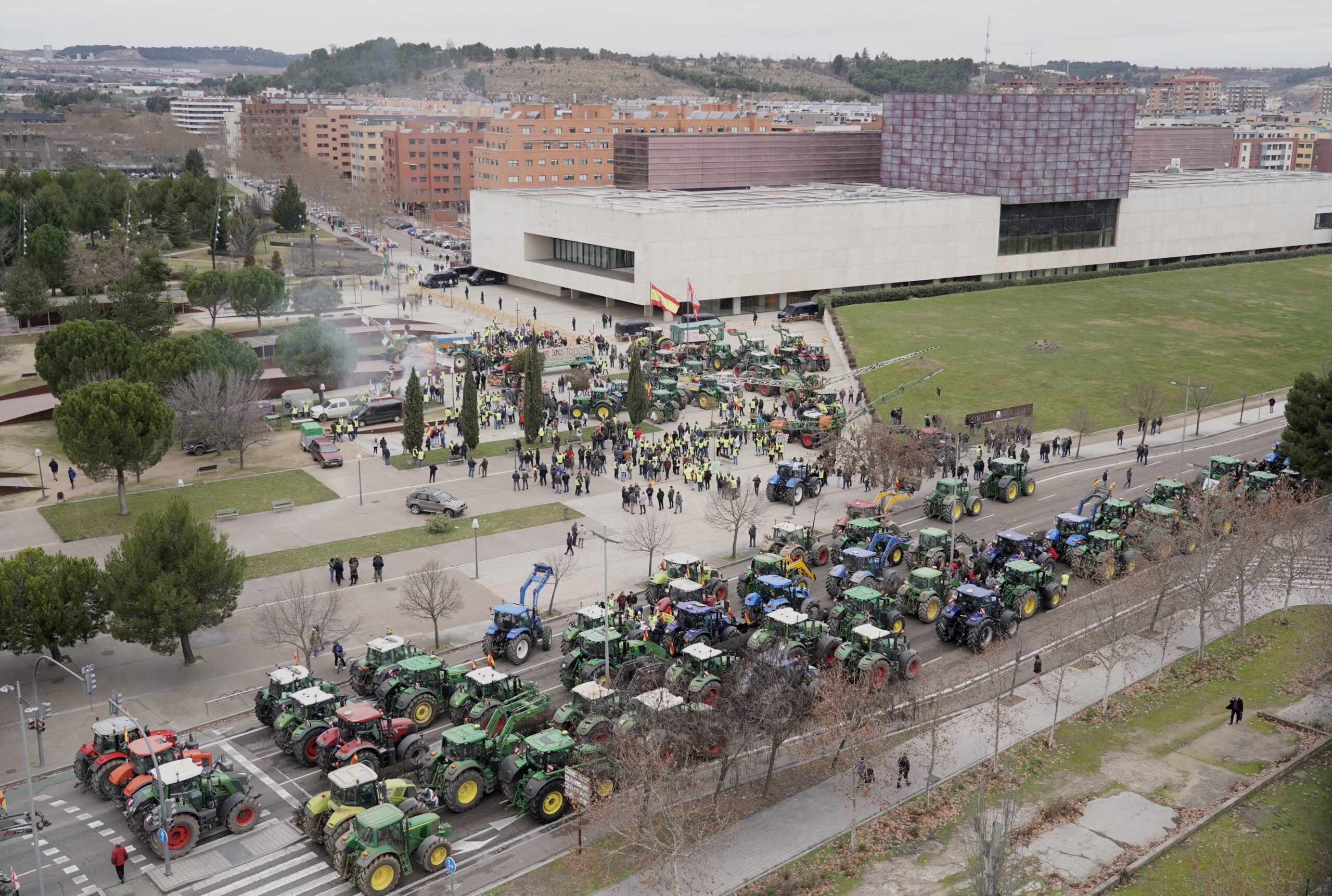 El campo abre un surco a Mercosur y lleva 200 tractores a las calles de Valladolid