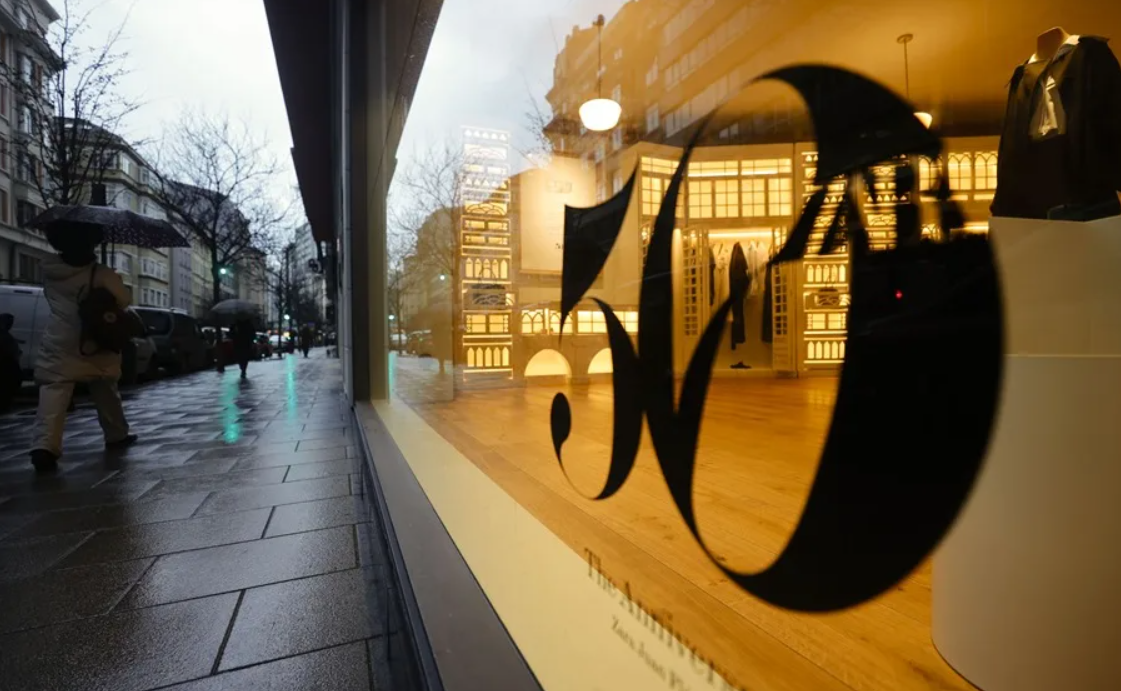 Último día del primer Zara de la historia: cierra la tienda de Juan Flórez en A Coruña