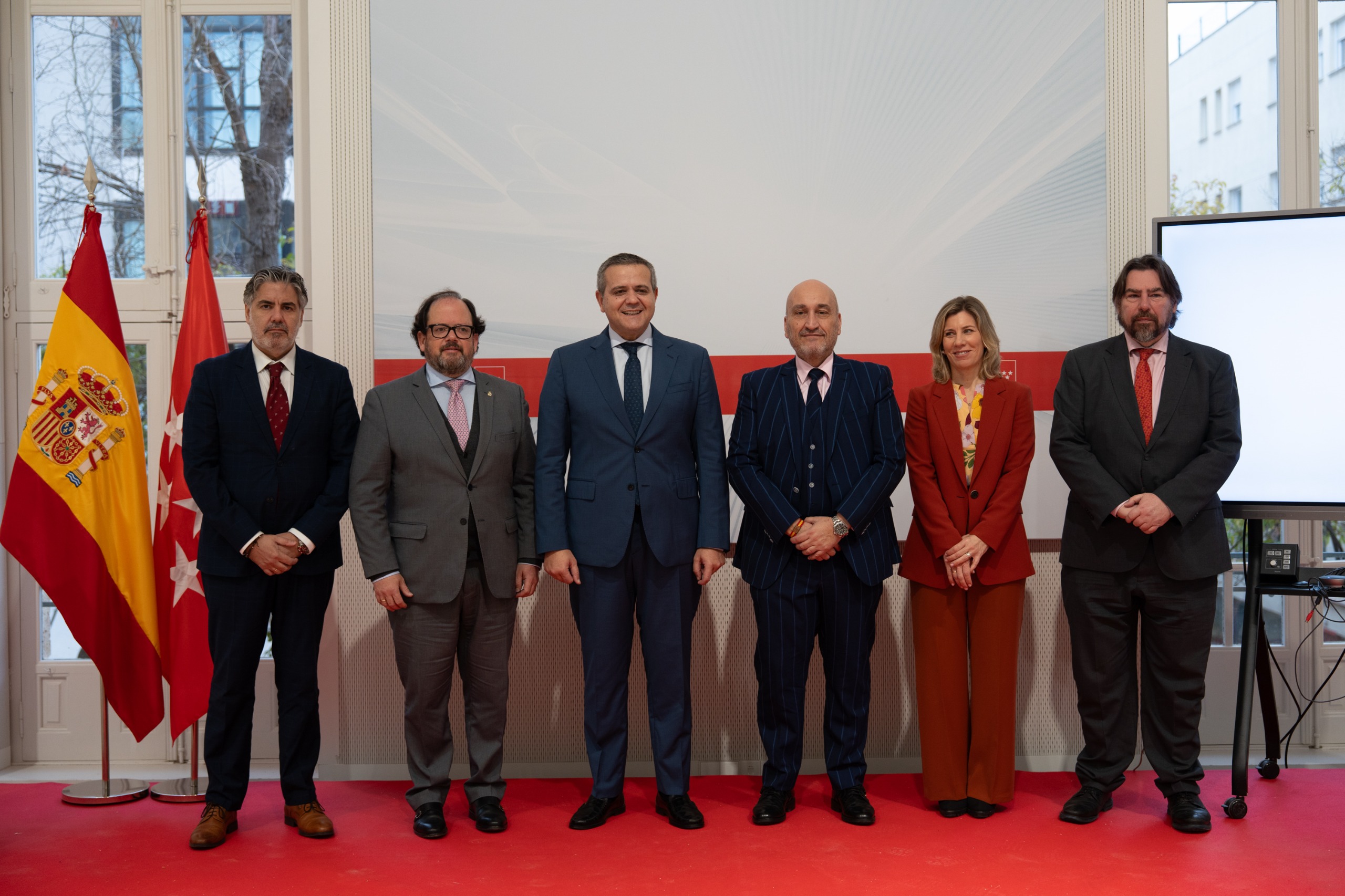 Madrid y los gestores administrativos firman una encomienda de gestión para impulsarel transporte