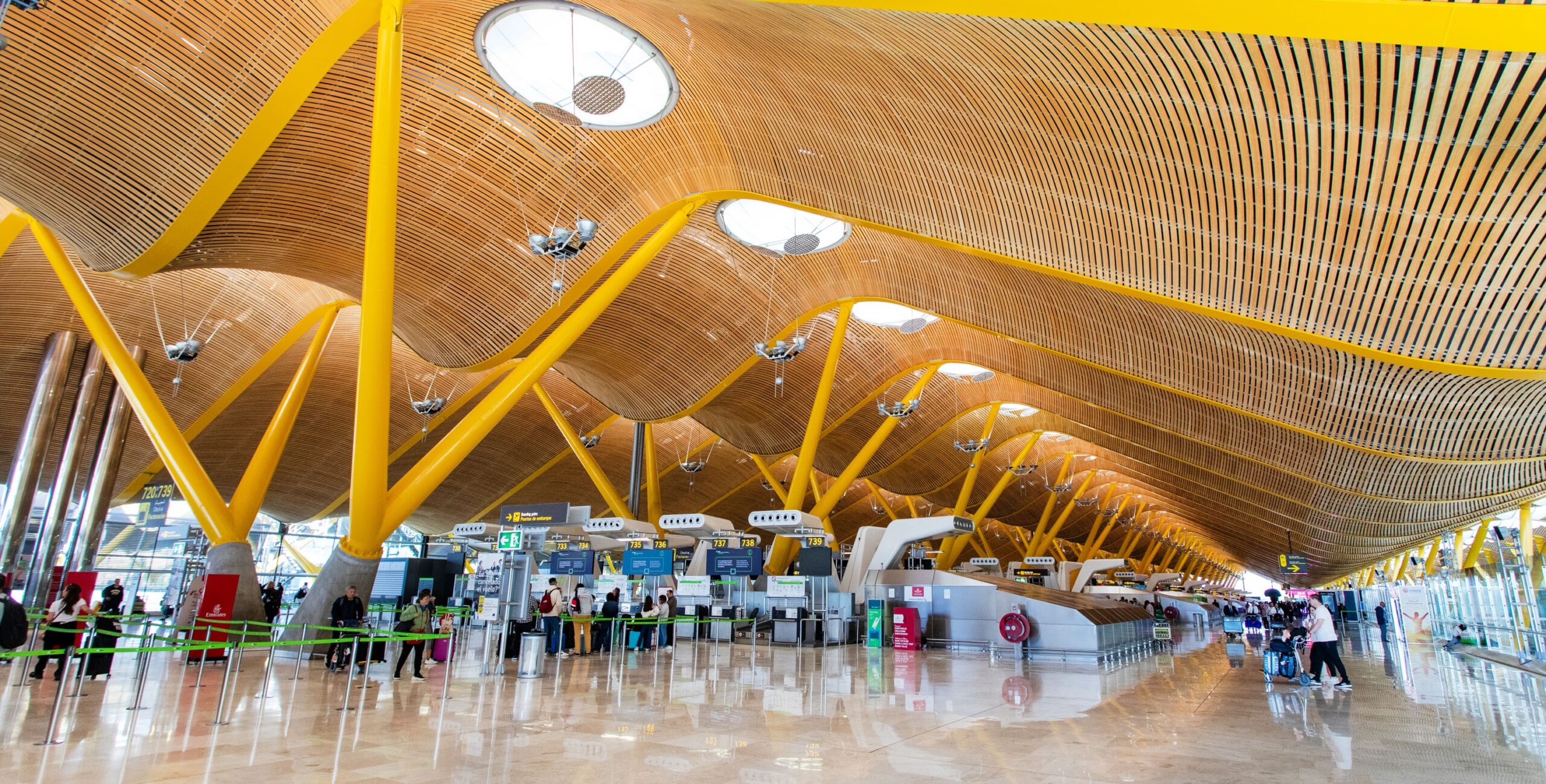 Los aeropuertos de Aena superan los 384,8 millones de pasajeros en 2025, con Madrid a la cabeza en viajeros y carga