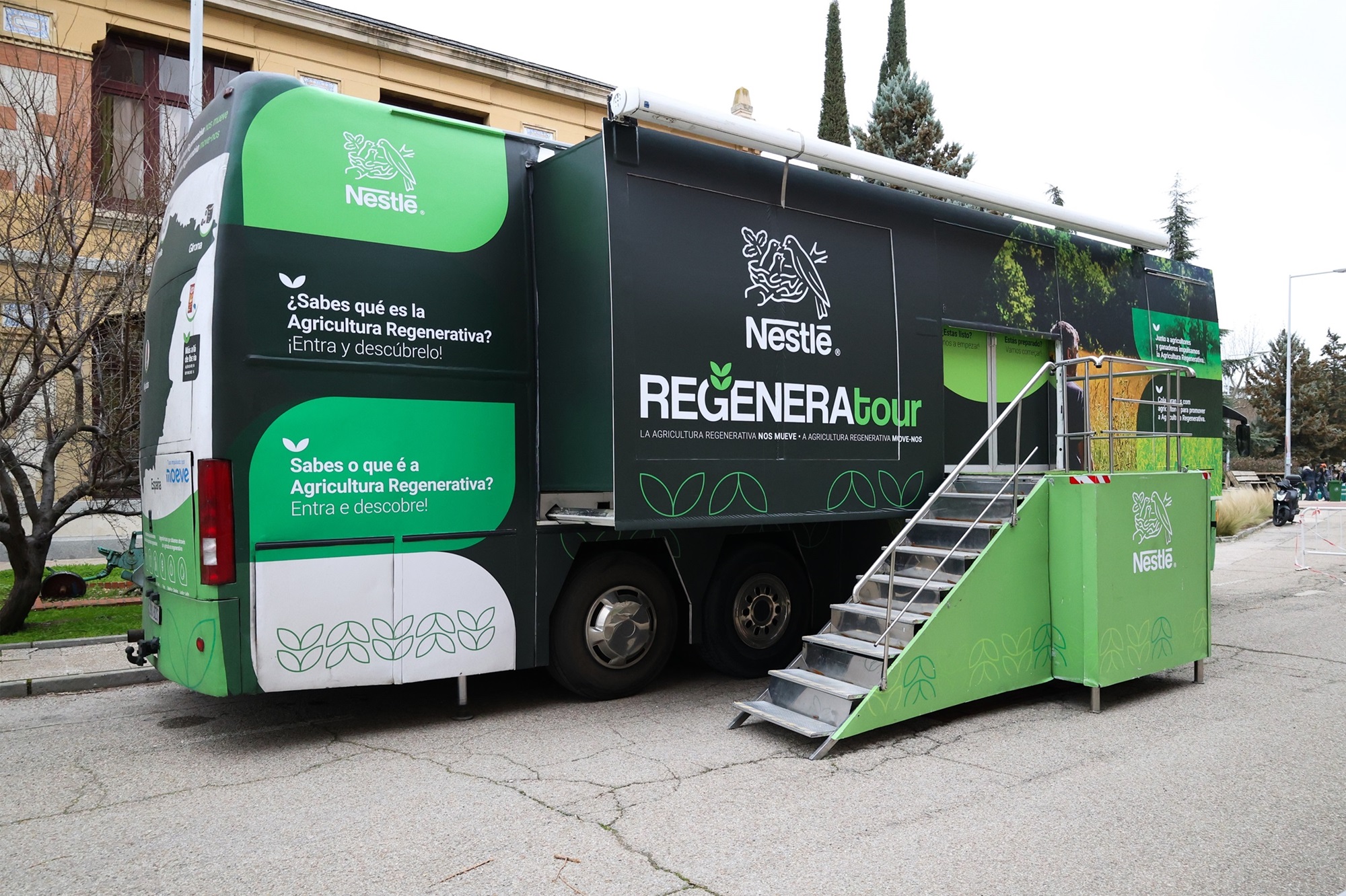 Alrededor de un centenar de estudiantes e investigadores de ingeniería agronómica se interesan  por los proyectos de agricultura regenerativa de Nestlé