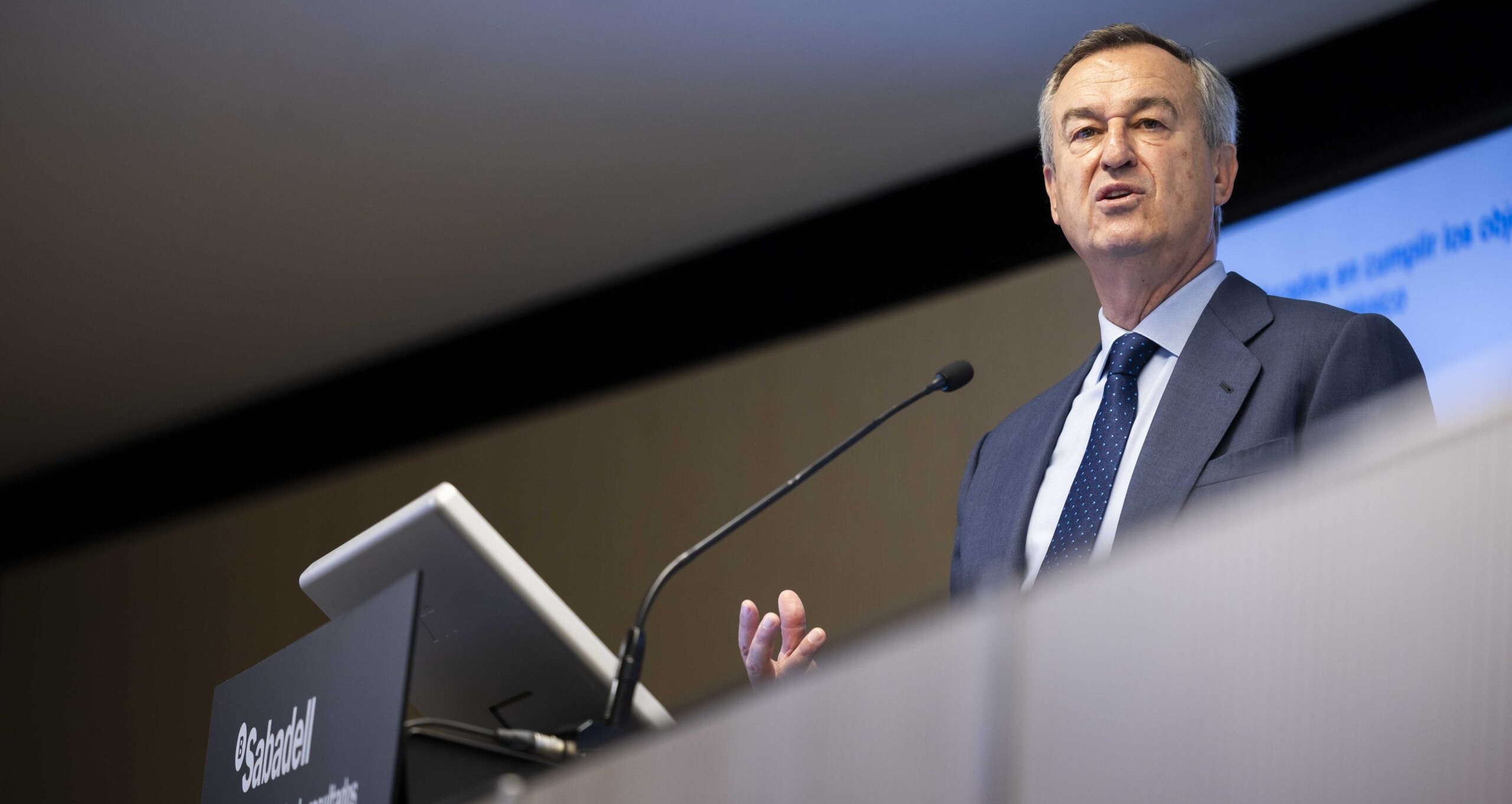 El CEO del Sabadel González-Bueno ganó un 45% con la defensa a la opa del BBVA