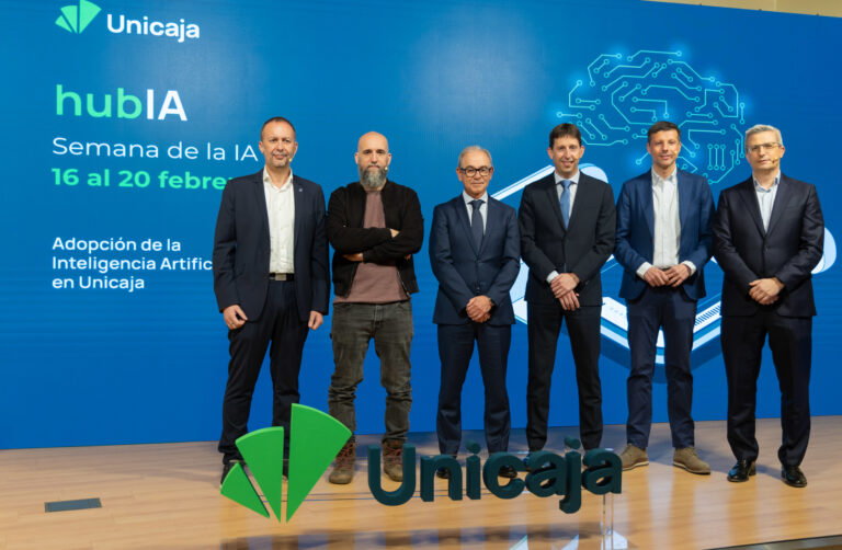 de izquierda a derecha, Carlos Sampedro, catedrático y director de Transferencia e Innovación de la Universidad de Granada; Jon Hernández, divulgador de IA; Isidro Rubiales, CEO de Unicaja; Severino J. Méndez, director general de Transformación de Unicaja; Javier Porras, director de Inteligencia Artificial de Unicaja, y Javier Echániz, socio responsable de IA y Data en Deloitte España.