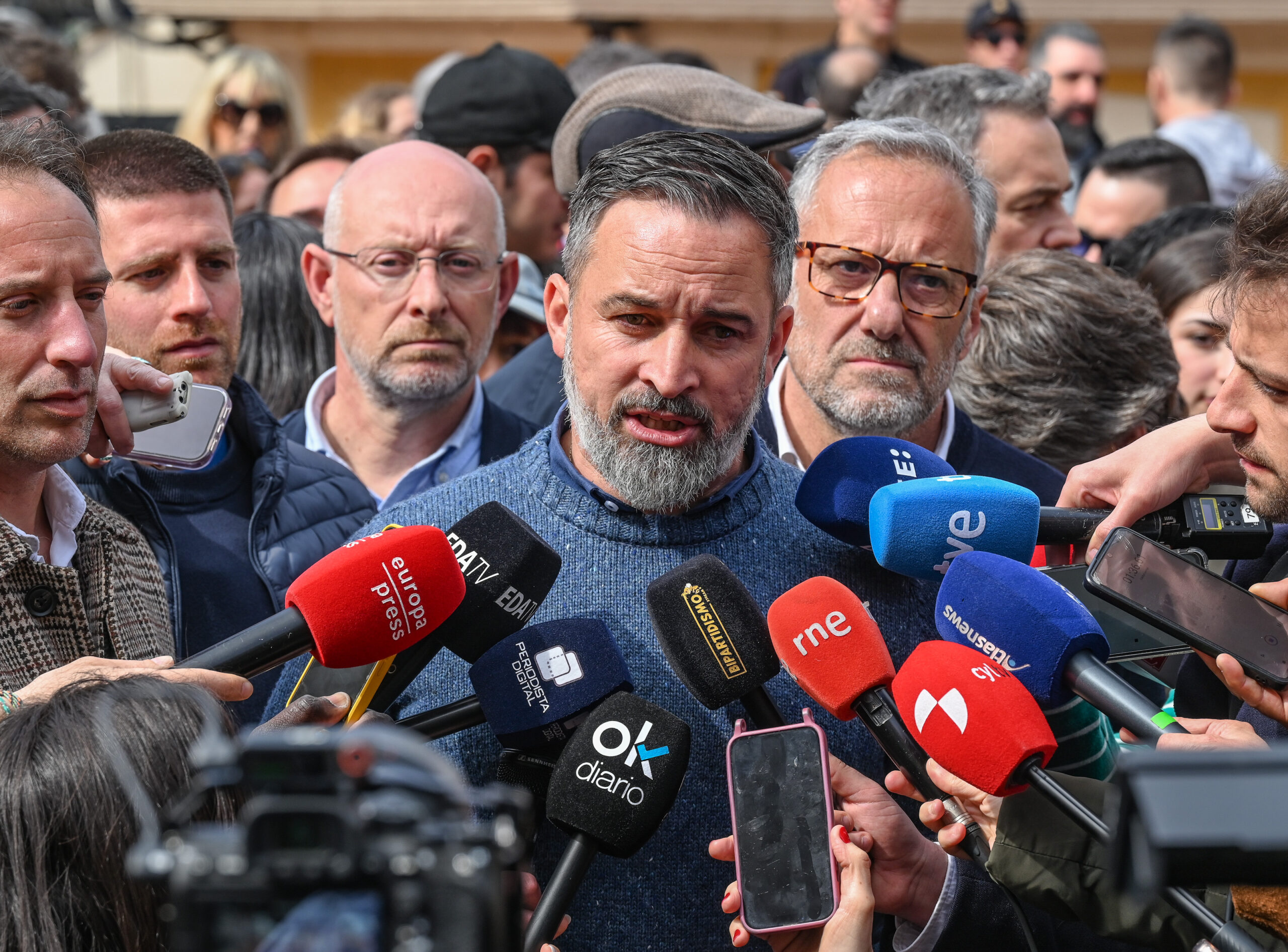 Abascal siente «compasión» por Mañueco, al que acusa de «poner tantos palos en las ruedas»